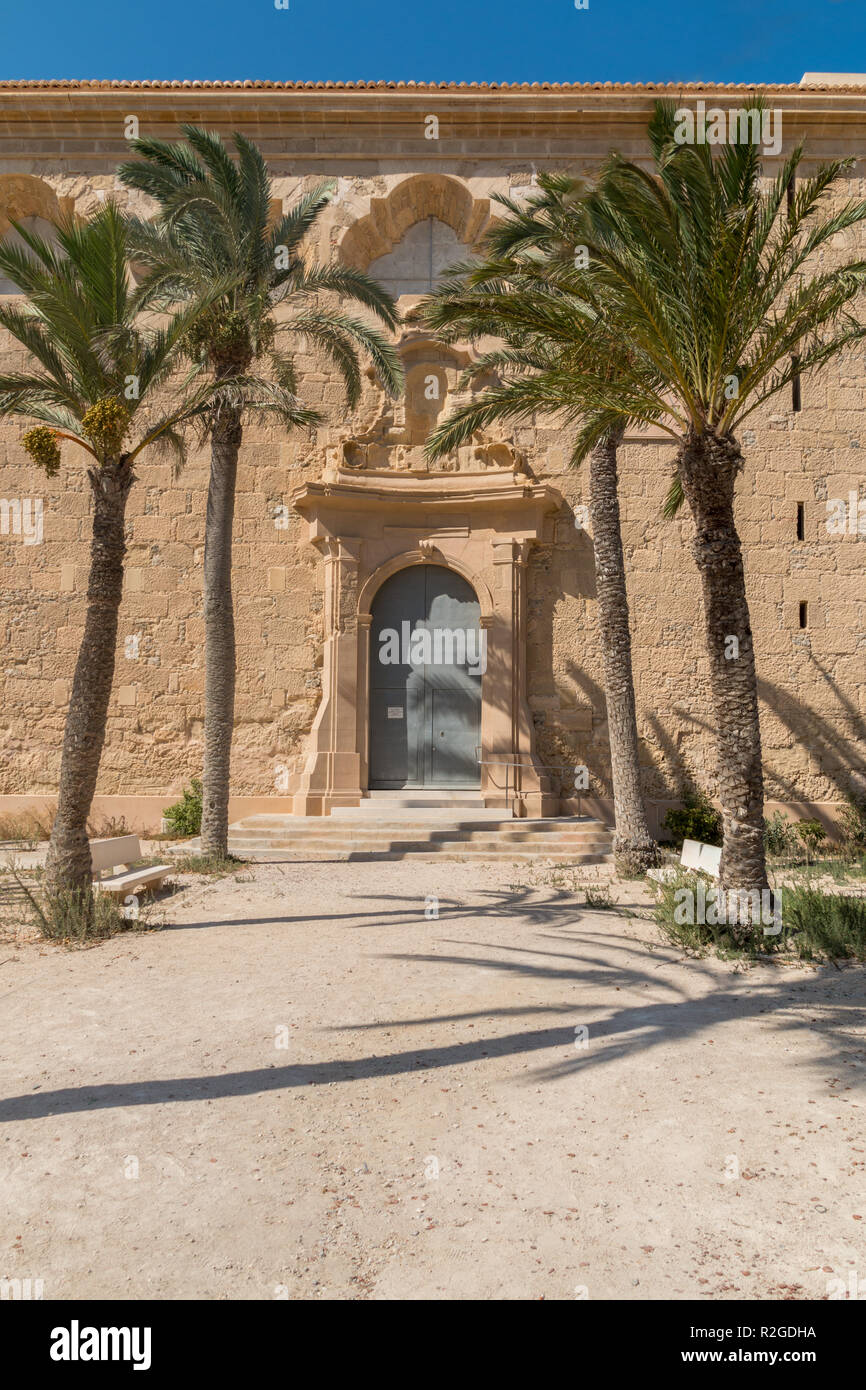 Eingang zur Kirche, Insel Tabarca in Valencia, Spanien. Stockfoto