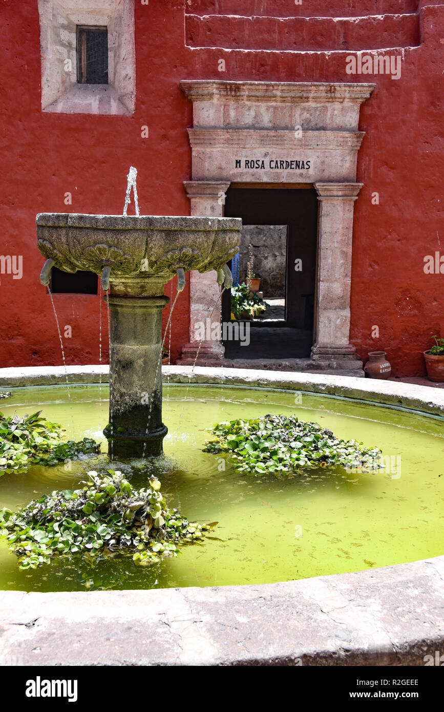 Arequipa, Peru - Oktober 7, 2018: Brunnen im Innenhof der Kirche Santa Catalina Stockfoto