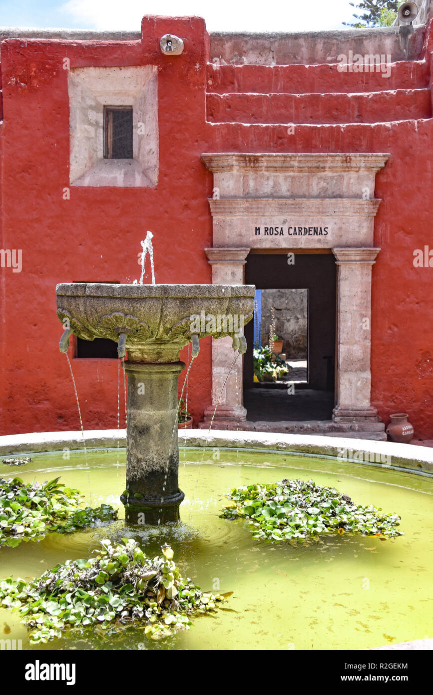 Arequipa, Peru - Oktober 7, 2018: Brunnen im Innenhof der Kirche Santa Catalina Stockfoto