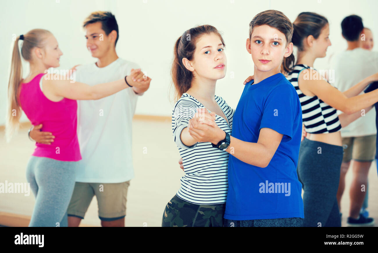 Lächelnde Kinder studieren Tanzen mit Partner bei Dance School Stockfoto