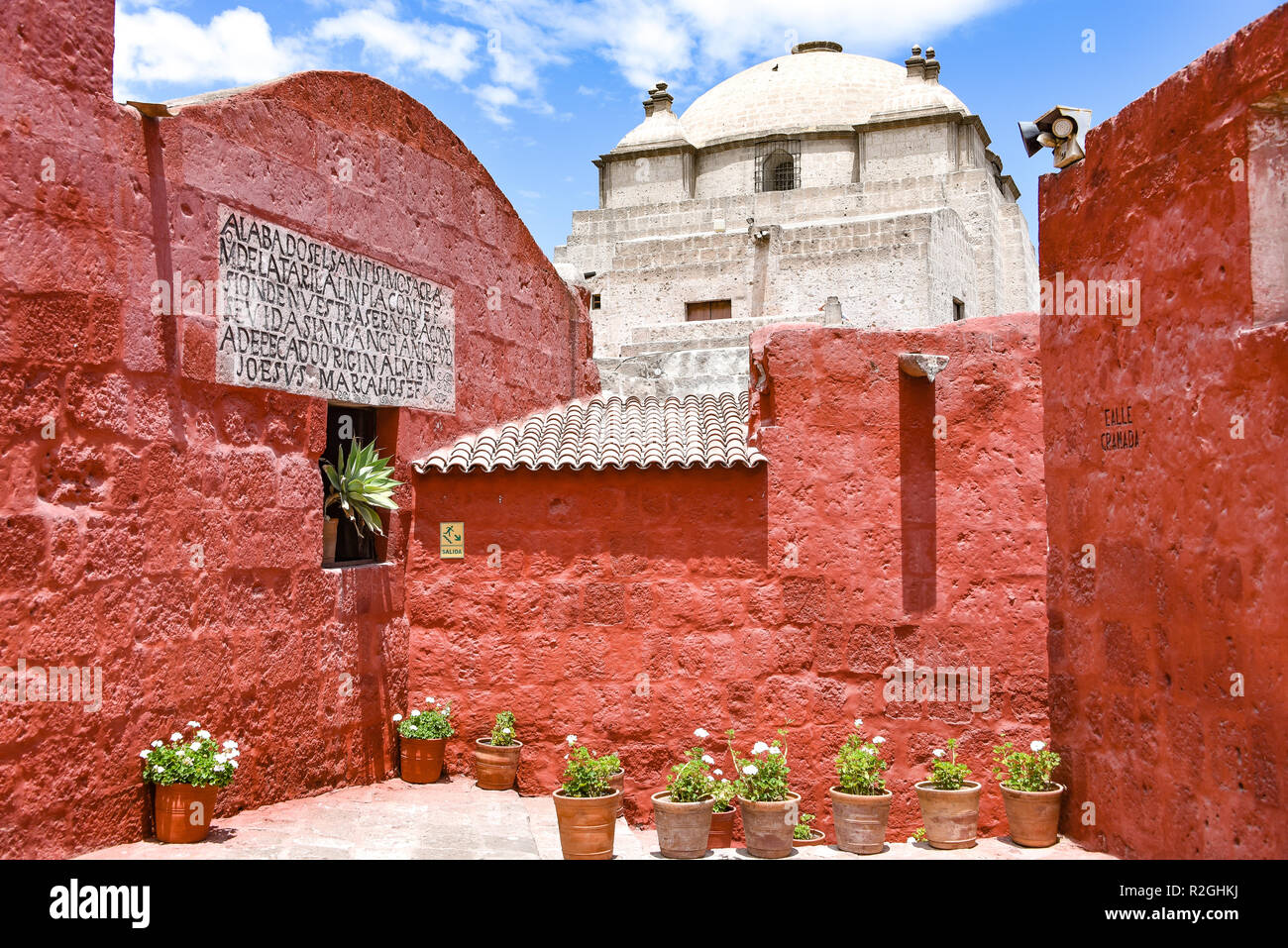 Arequipa, Peru - Oktober 7, 2018: Gassen und Treppen im Kloster Santa Catalina Stockfoto