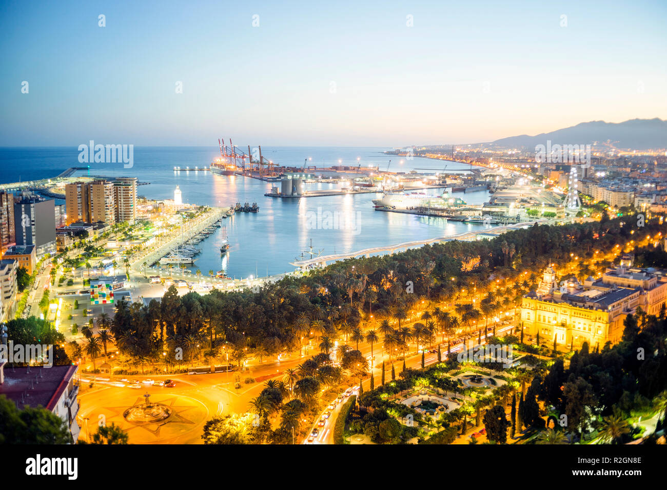 Malaga Skyline mit Hafen am Mittelmeer am Abend, Andalusien, Spanien Stockfoto