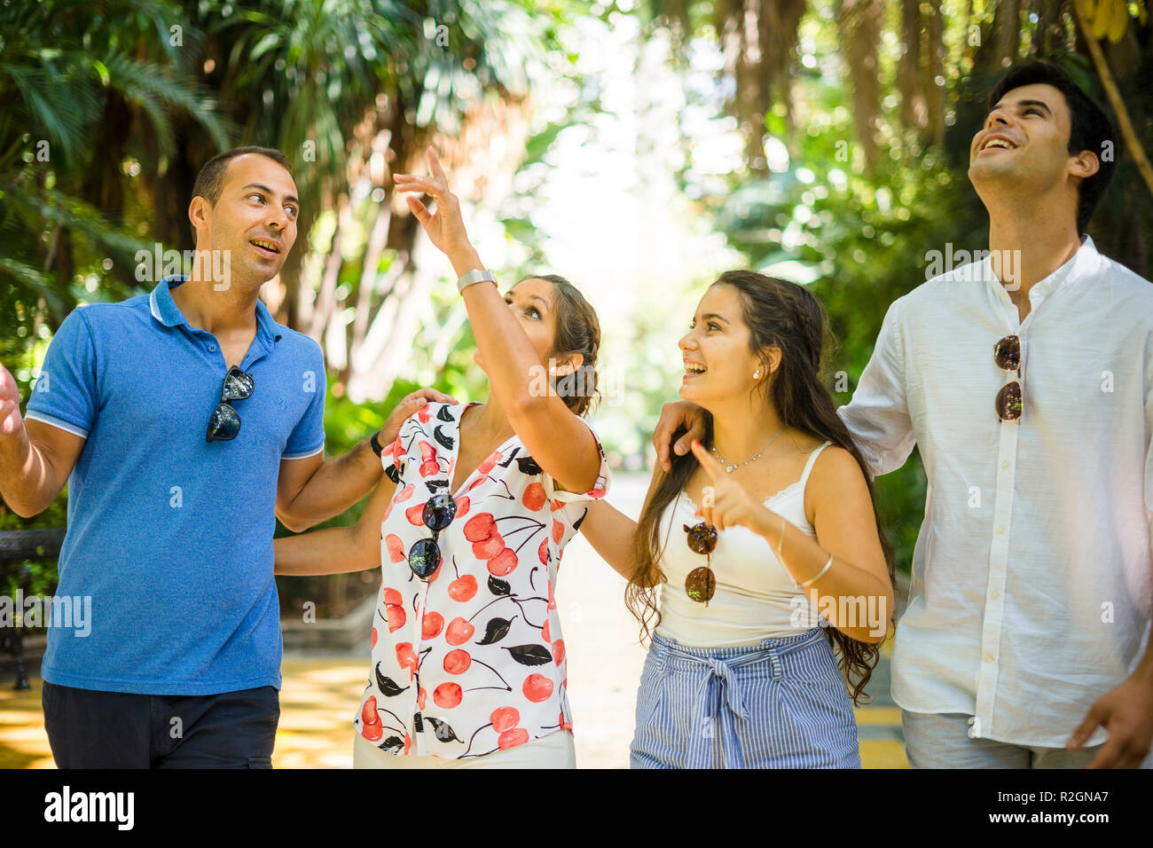 Eine Gruppe von Freunden die Zeit genießen Wandern in einem Park Stockfoto