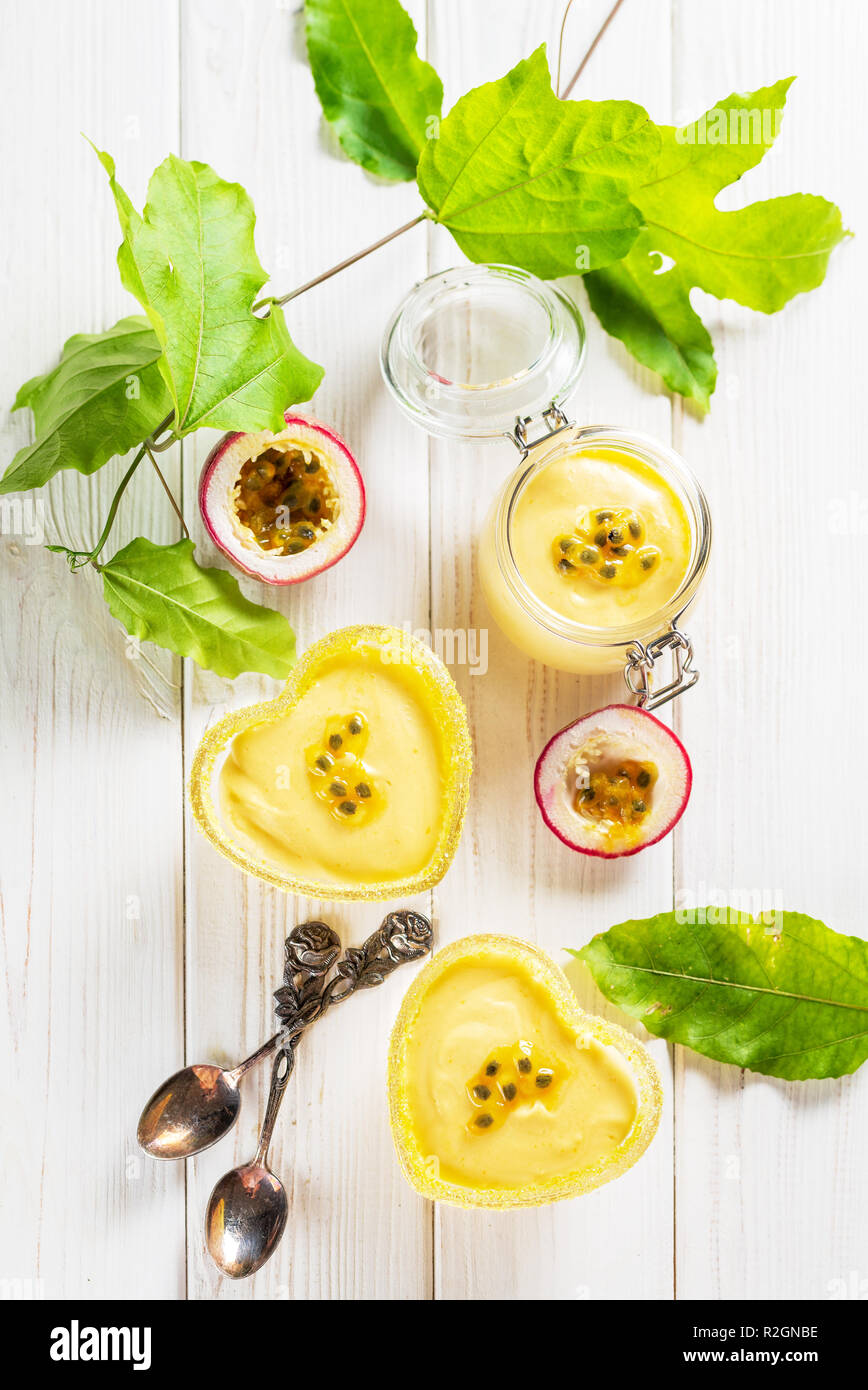 Maracuja Mousse auf weißem Holz- Hintergrund Stockfoto