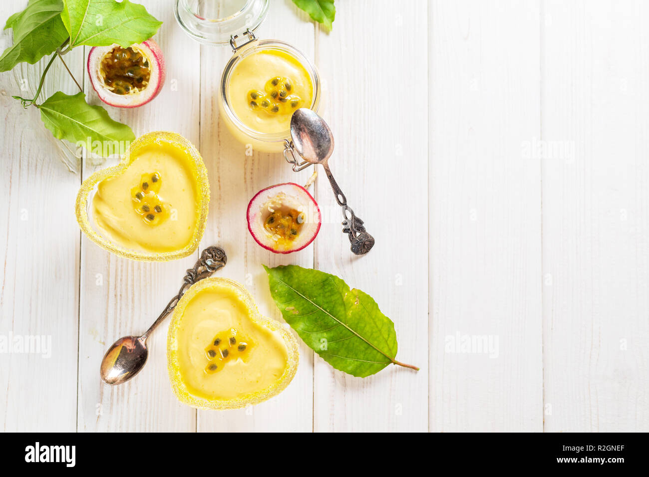 Maracuja Mousse auf weißem Holz- Hintergrund Stockfoto
