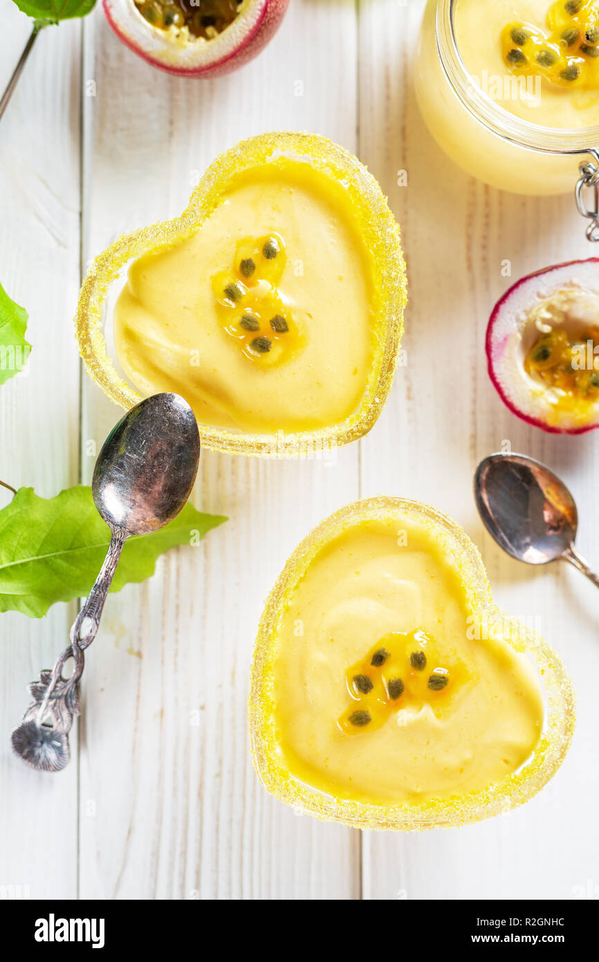 Maracuja Mousse auf weißem Holz- Hintergrund Stockfoto