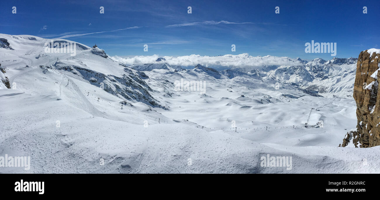 Panoramablick auf das Skigebiet Breuil-Cervinia in Italien gesehen vom Plateau Rosa (Schweiz) an einem sonnigen Nachmittag Stockfoto