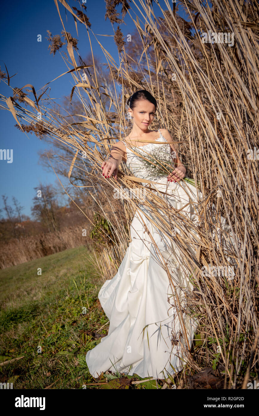 Outdoor Portrait einer Braut mit Brautstrauß in einem Hochzeitskleid Stockfoto