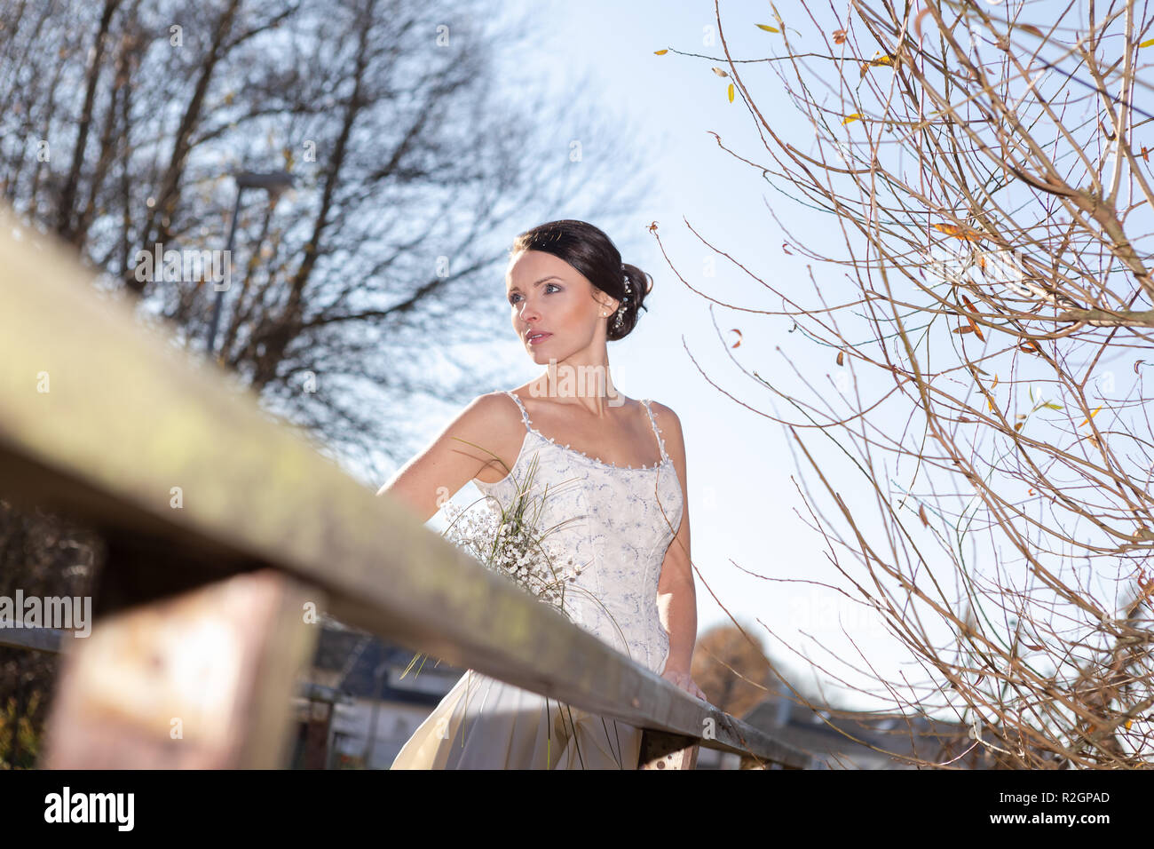 Outdoor Portrait einer Braut mit Brautstrauß in einem Hochzeitskleid Stockfoto
