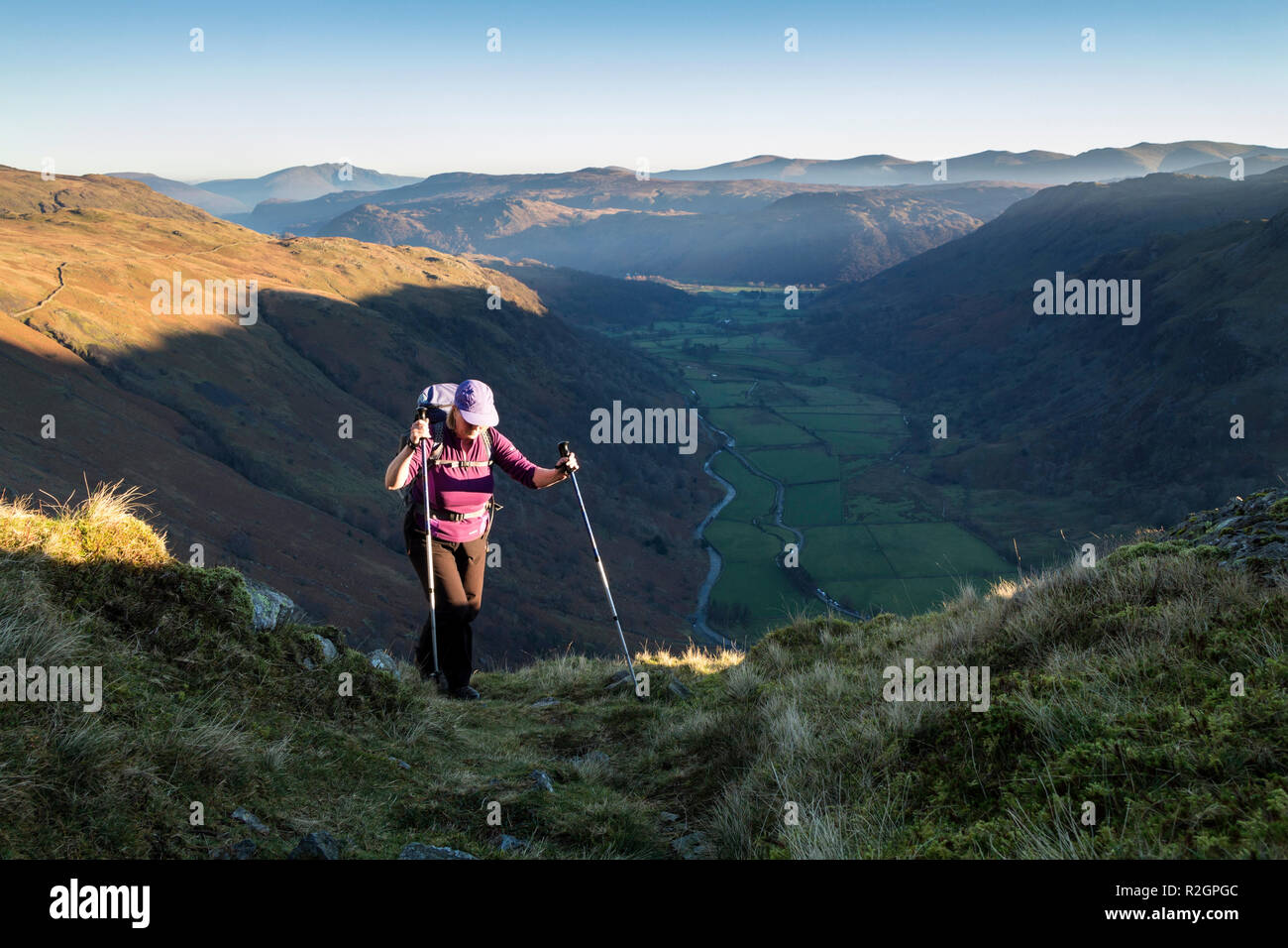 Wanderer auf dem Berg der Base Braun mit dem Tal der Seathwaite unten, Lake District, Cumbria, Großbritannien Stockfoto