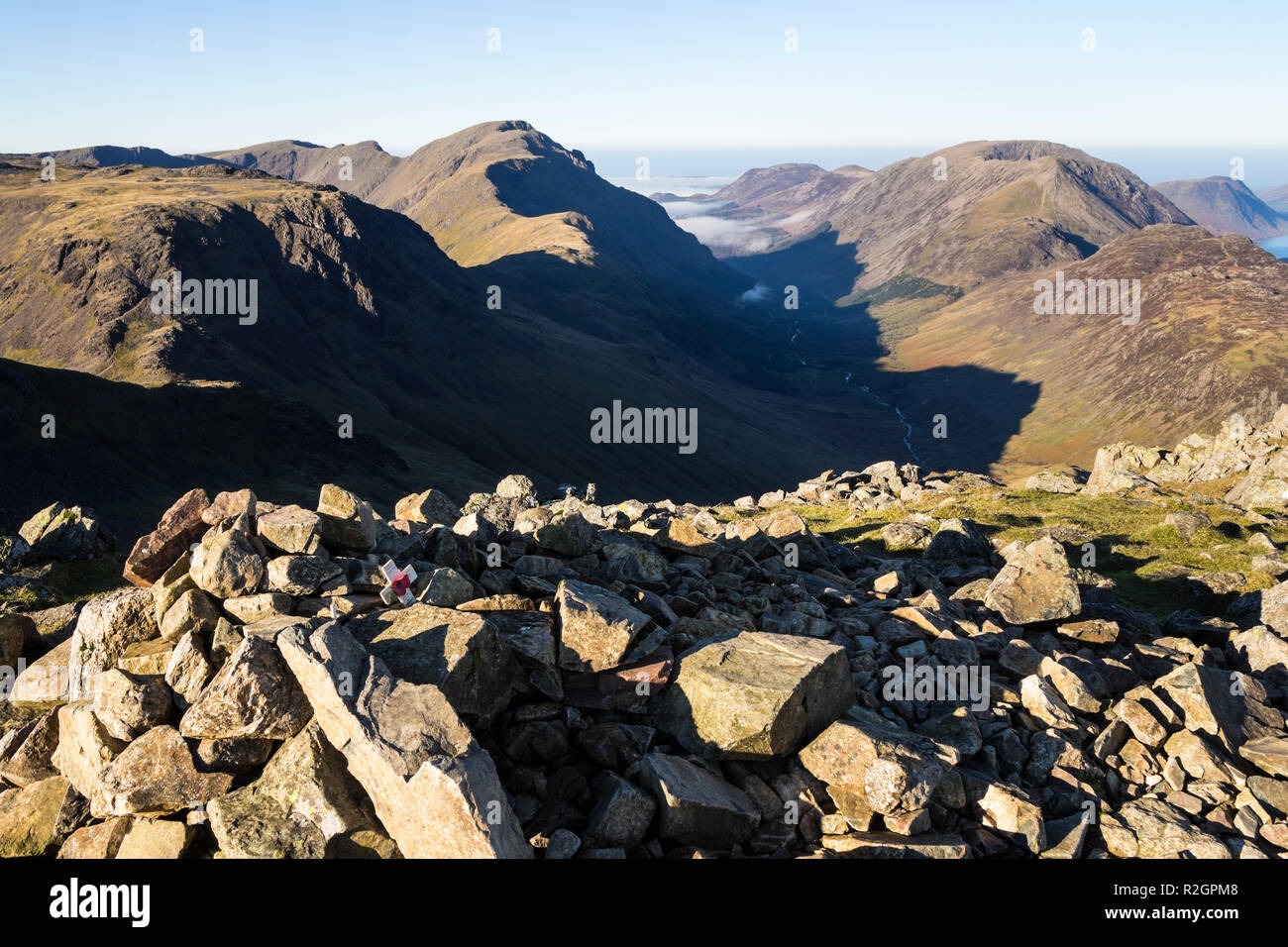 Der Gipfel der grünen Giebel mit Blick nach Westen in Richtung der Berge der Säule (L), Heuballen, hohe Felsen, hohen Stil (R), mit der die Täler von ennerdale Stockfoto