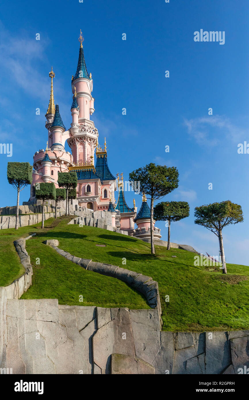 Disneyland Paris, Frankreich, November 2018: Dornröschen Schloss mit blauen Himmel hinter sich. Stockfoto