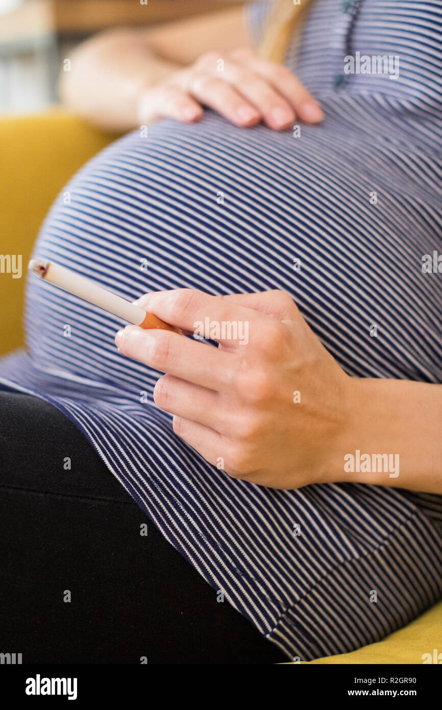 Nahaufnahme von schwangeren Rauchen Zigarette Stockfoto