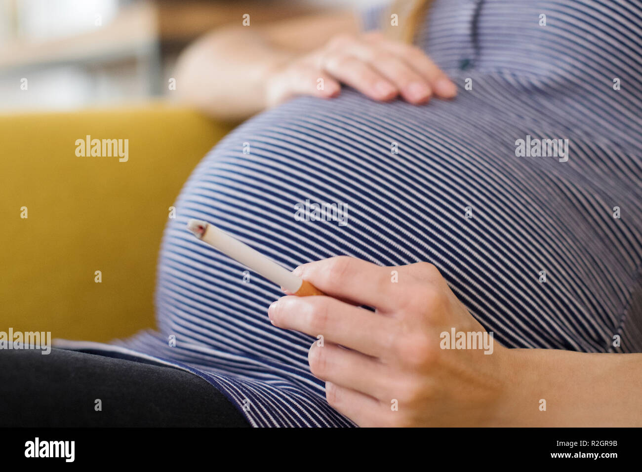 Nahaufnahme von schwangeren Rauchen Zigarette Stockfoto