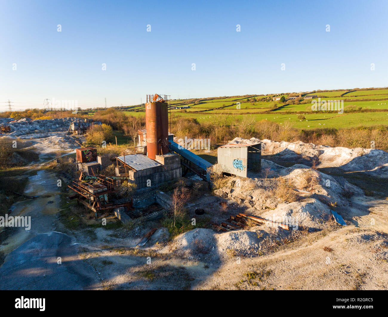 Abgebrochene Kalk Steinbruch, Gebäude und Maschinen in Bridgend, Südwales, Vereinigtes Königreich Stockfoto