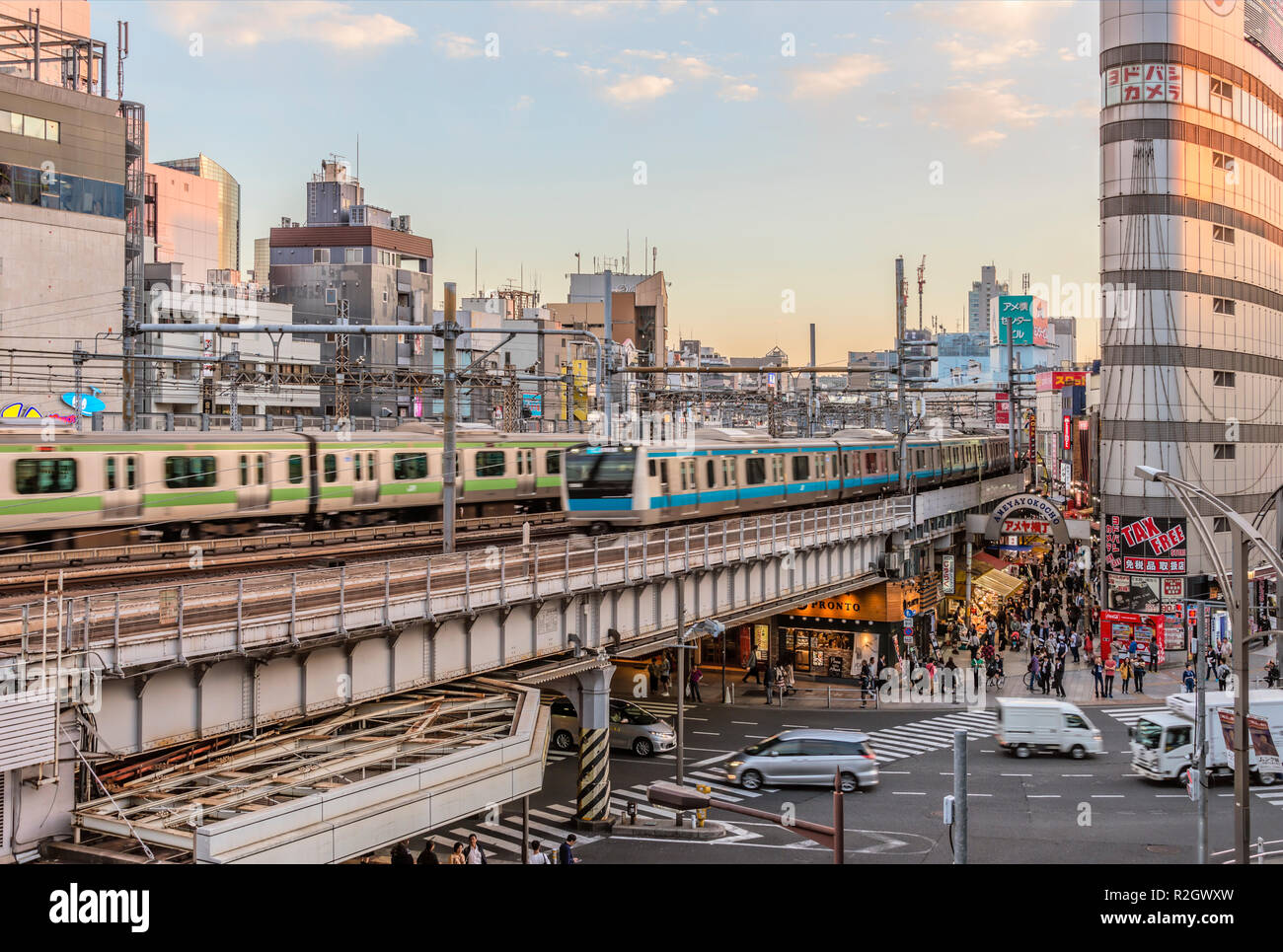 Stadtbild im Ueno Business District im Morgengrauen, Tokio, Japan Stockfoto