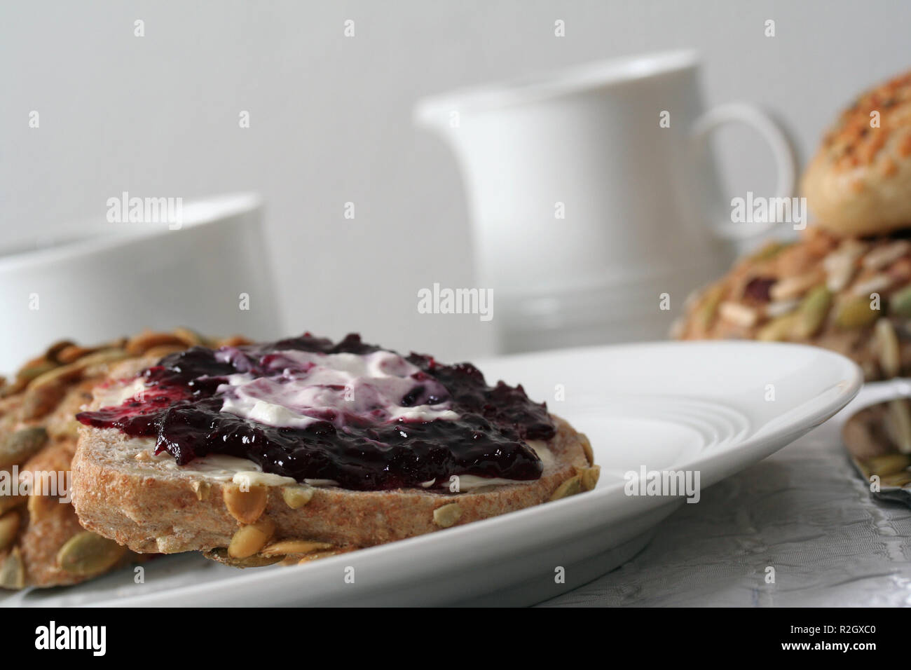 Frühstück mit vollkornbrot Brötchen v Stockfoto