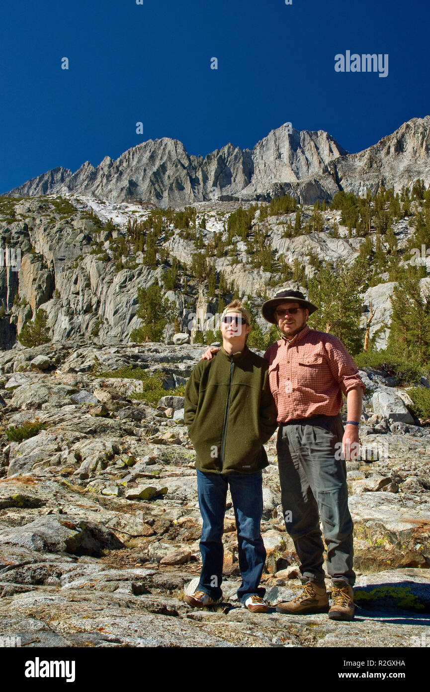 Vater und Sohn, Mitte Palisade aus der Nähe Brainard See, dem Palisades region, John Muir Wildnis, östlichen Sierra Nevada, Kalifornien, USA Stockfoto