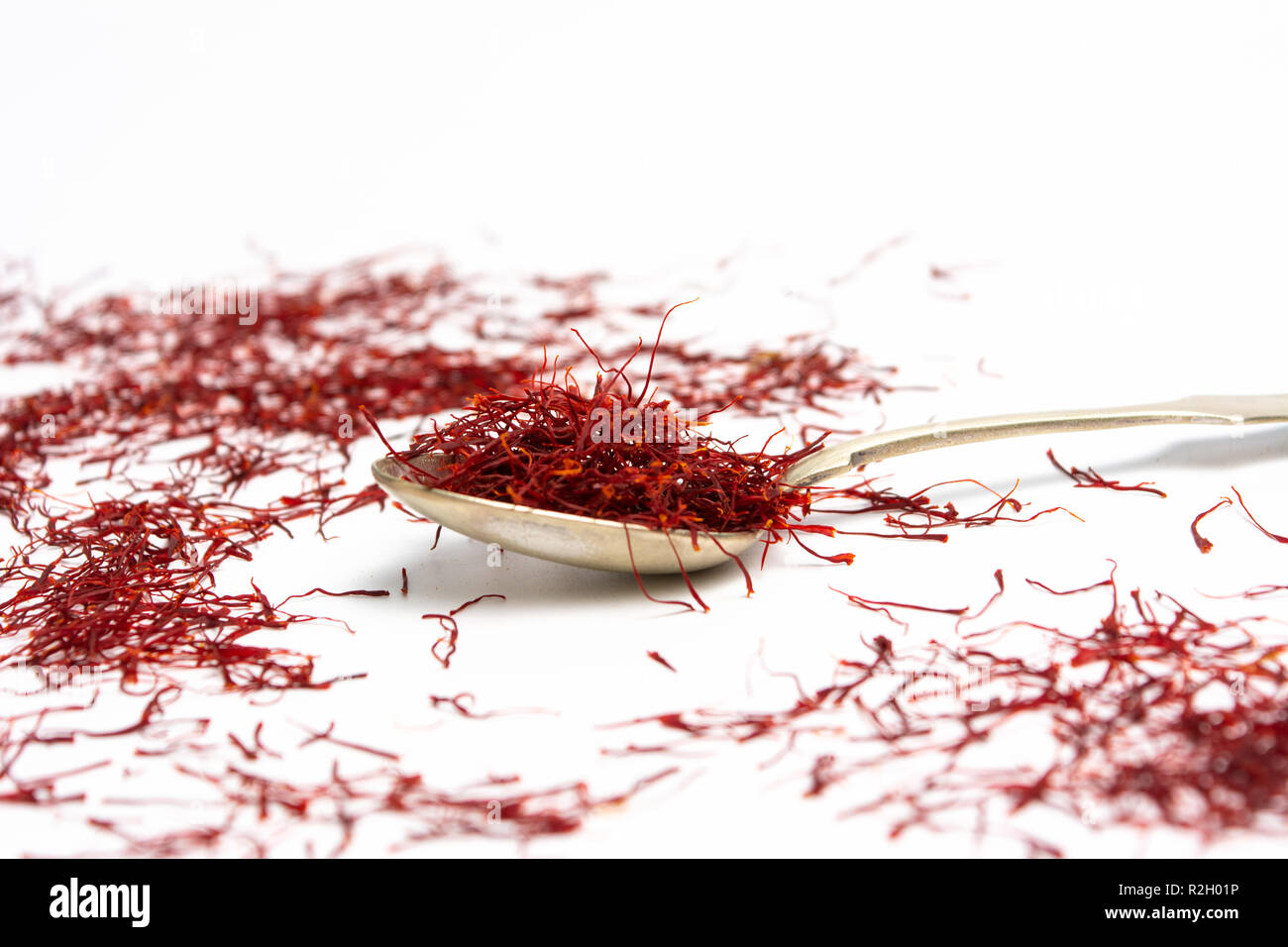 Saffron Spice Tee Ernte auf weißem Hintergrund der Ansicht von oben Stockfoto