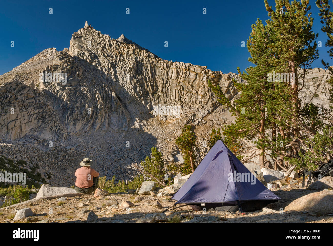 Namenlose Pyramide vom Campingplatz über riesige Schlagloch See in der Nähe der Kearsarge Pass gesehen, der östlichen Sierra Nevada, John Muir Wilderness, Kalifornien, USA Stockfoto