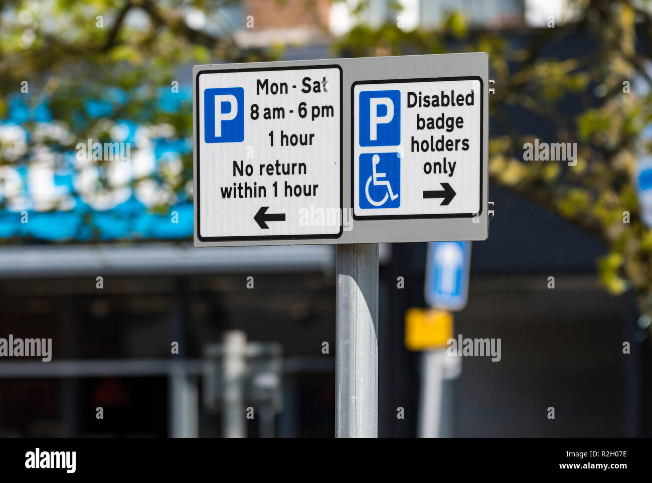 Britische parkplatz Einschränkung Zeichen. Keine Rückgabe innerhalb von 1 Stunde und Behinderte Behindertenausweis nur Zeichen in Großbritannien. Stockfoto
