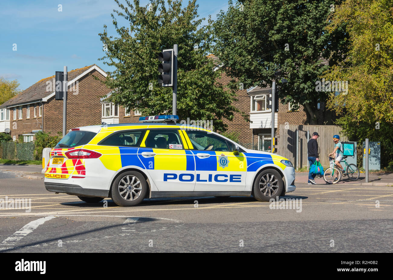 Seitenansicht der Polizei Auto von Sussex Polizei über eine Kreuzung in West Sussex, England, UK. Stockfoto