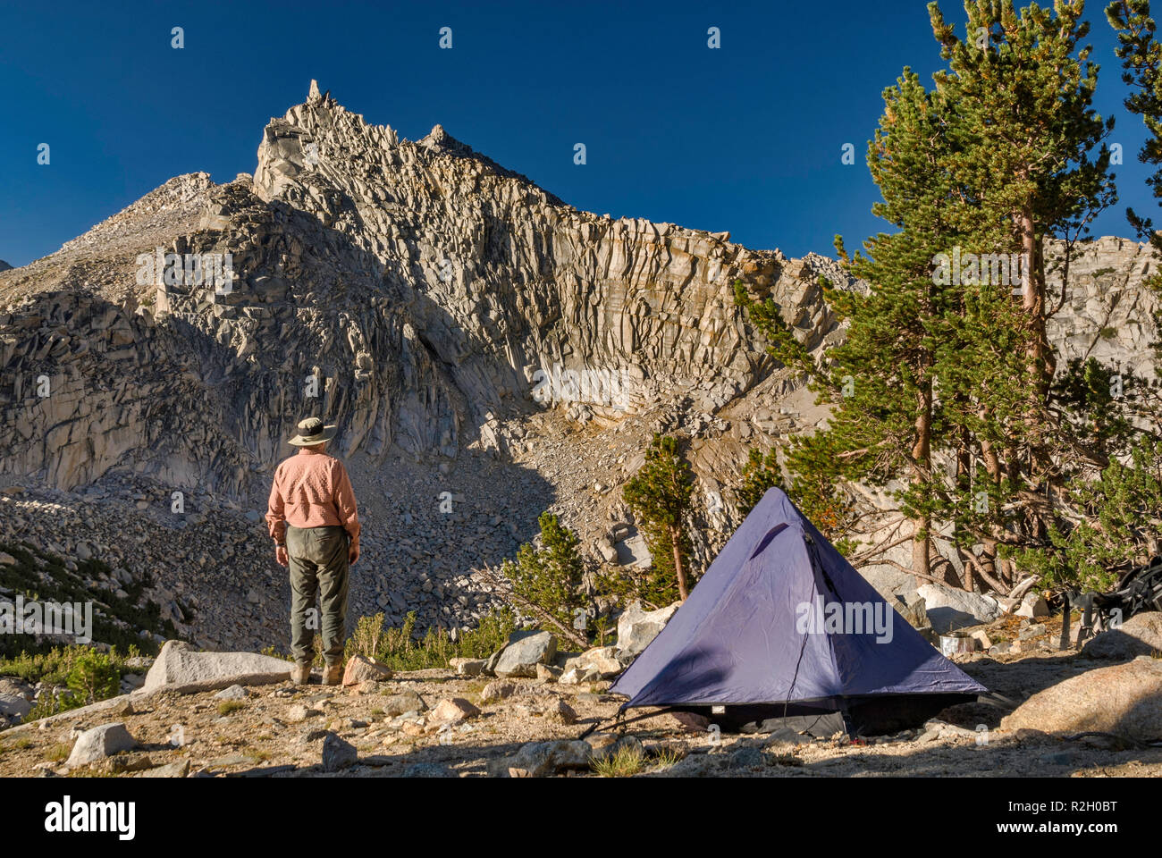 Namenlose Pyramide vom Campingplatz über riesige Schlagloch See in der Nähe der Kearsarge Pass gesehen, der östlichen Sierra Nevada, John Muir Wilderness, Kalifornien, USA Stockfoto