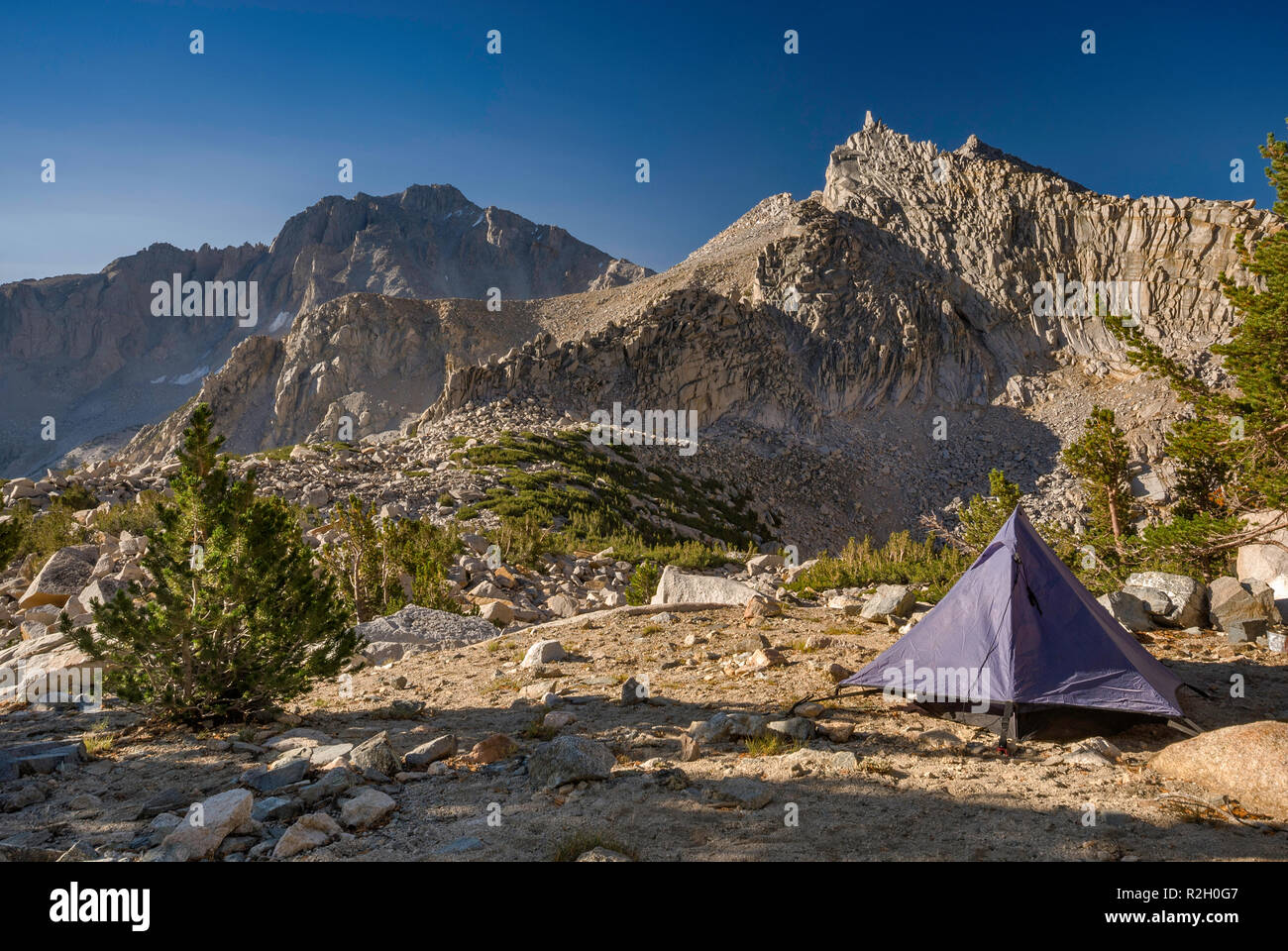 Universität Peak, namenlose Pyramide von Campingplatz in der Nähe von kearsarge Pass gesehen, der östlichen Sierra Nevada, John Muir Wilderness, Kalifornien, USA Stockfoto