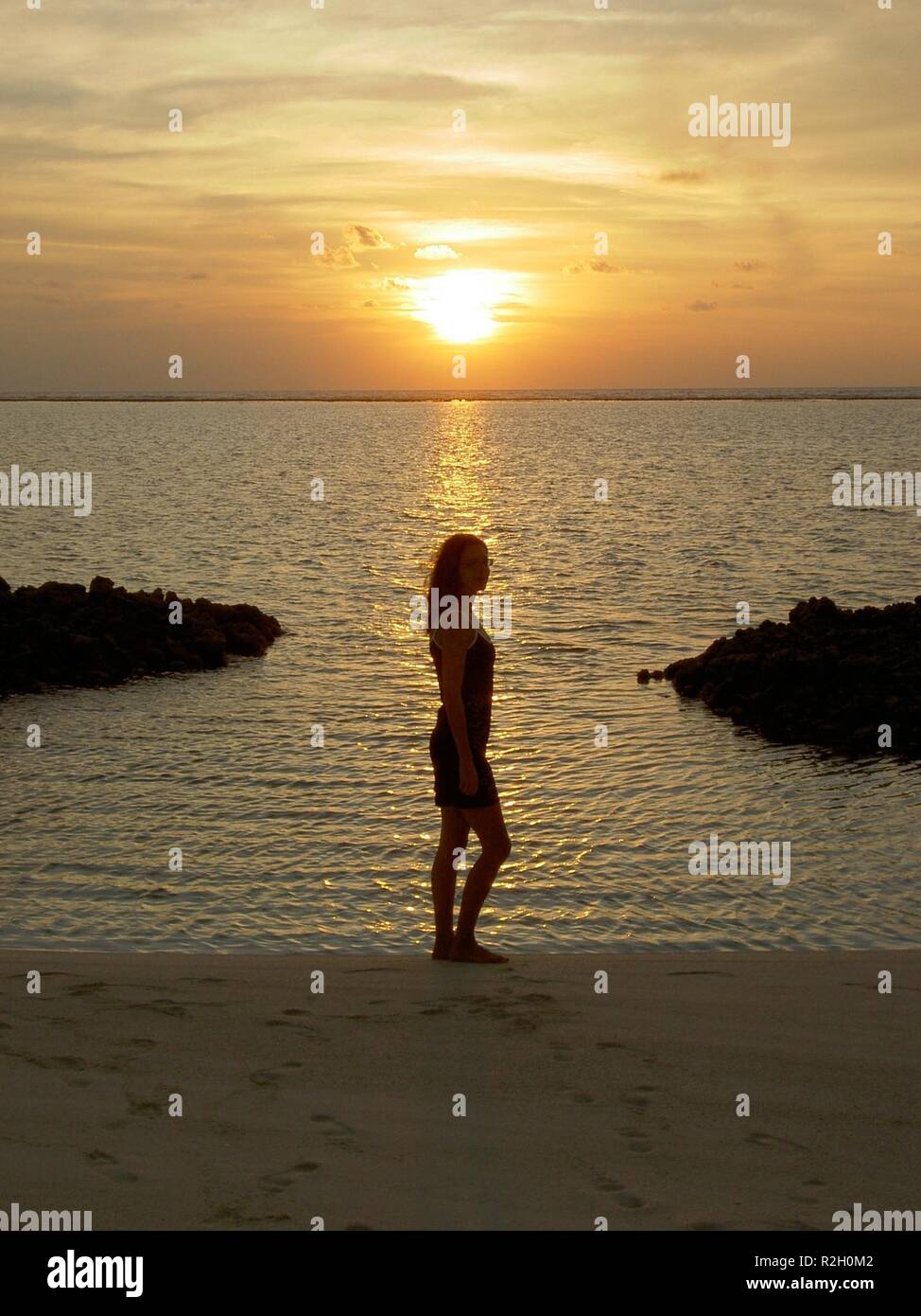 Frau im Sonnenuntergang Stockfoto