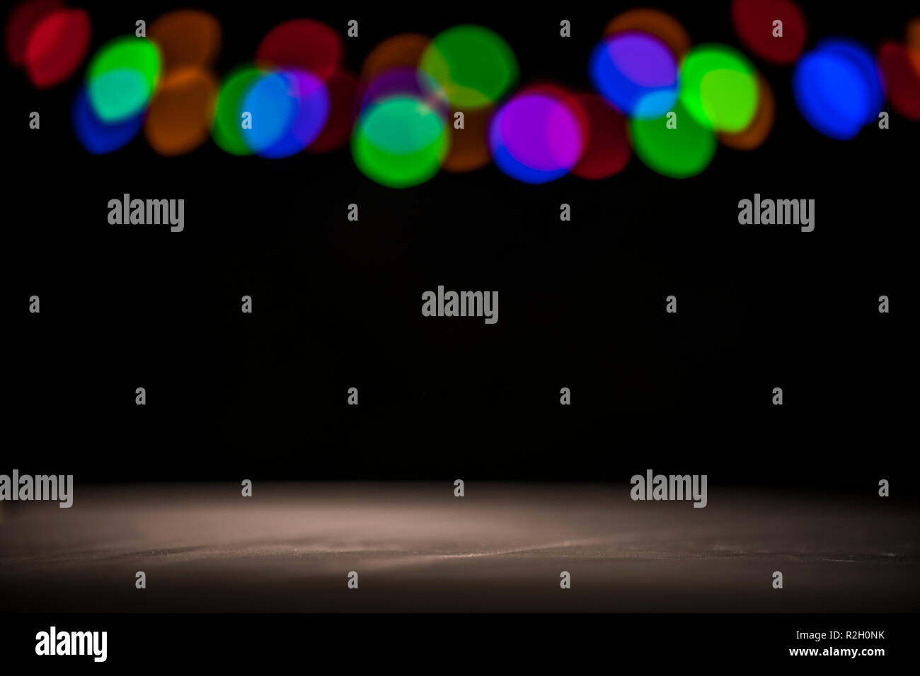 Eine leere Bühne mit Bühne lichter und dunkler Hintergrund Stockfoto