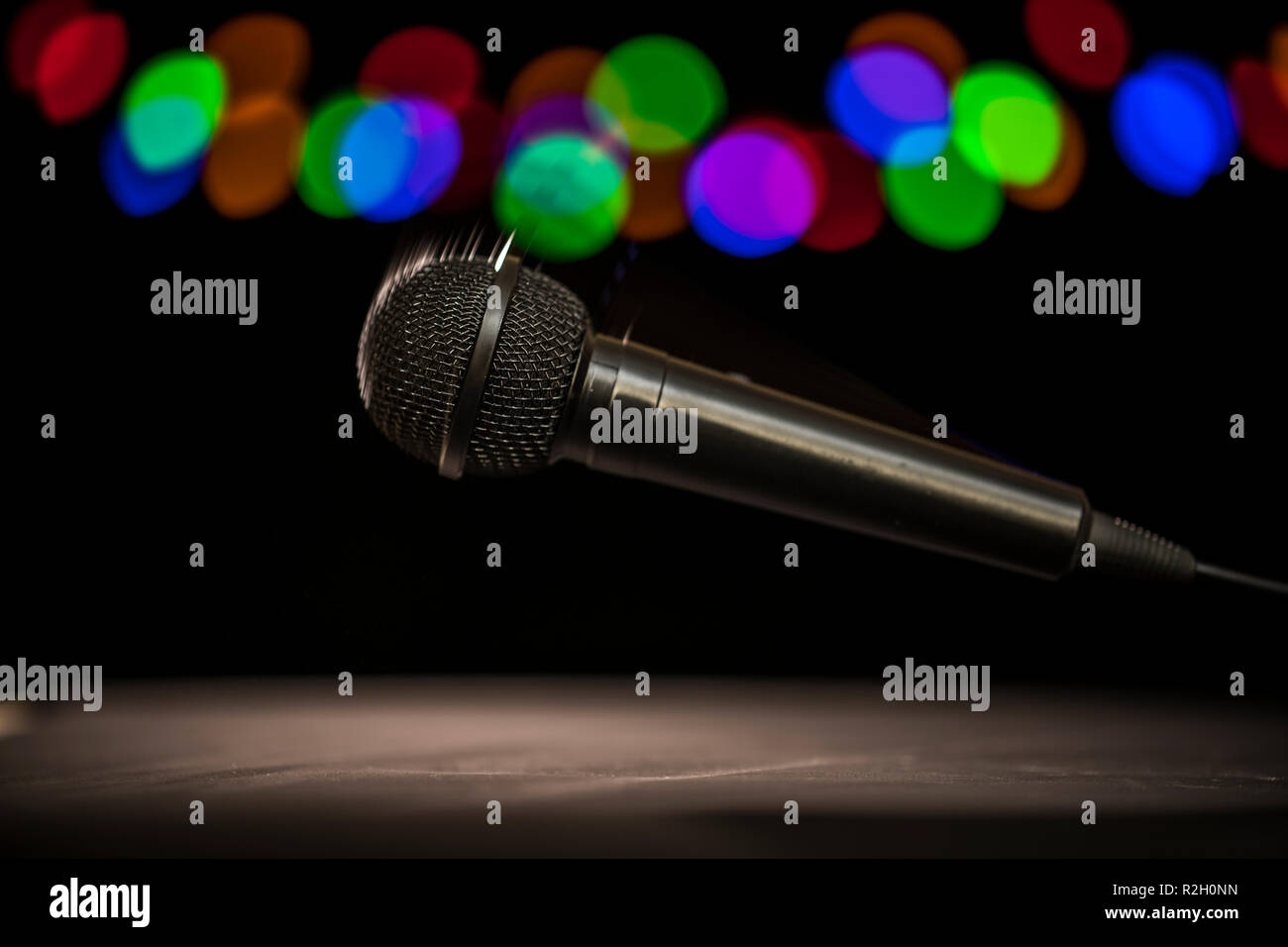 Mic Drop! Ein Mikrofon auf eine Bühne Boden fallen. Stockfoto