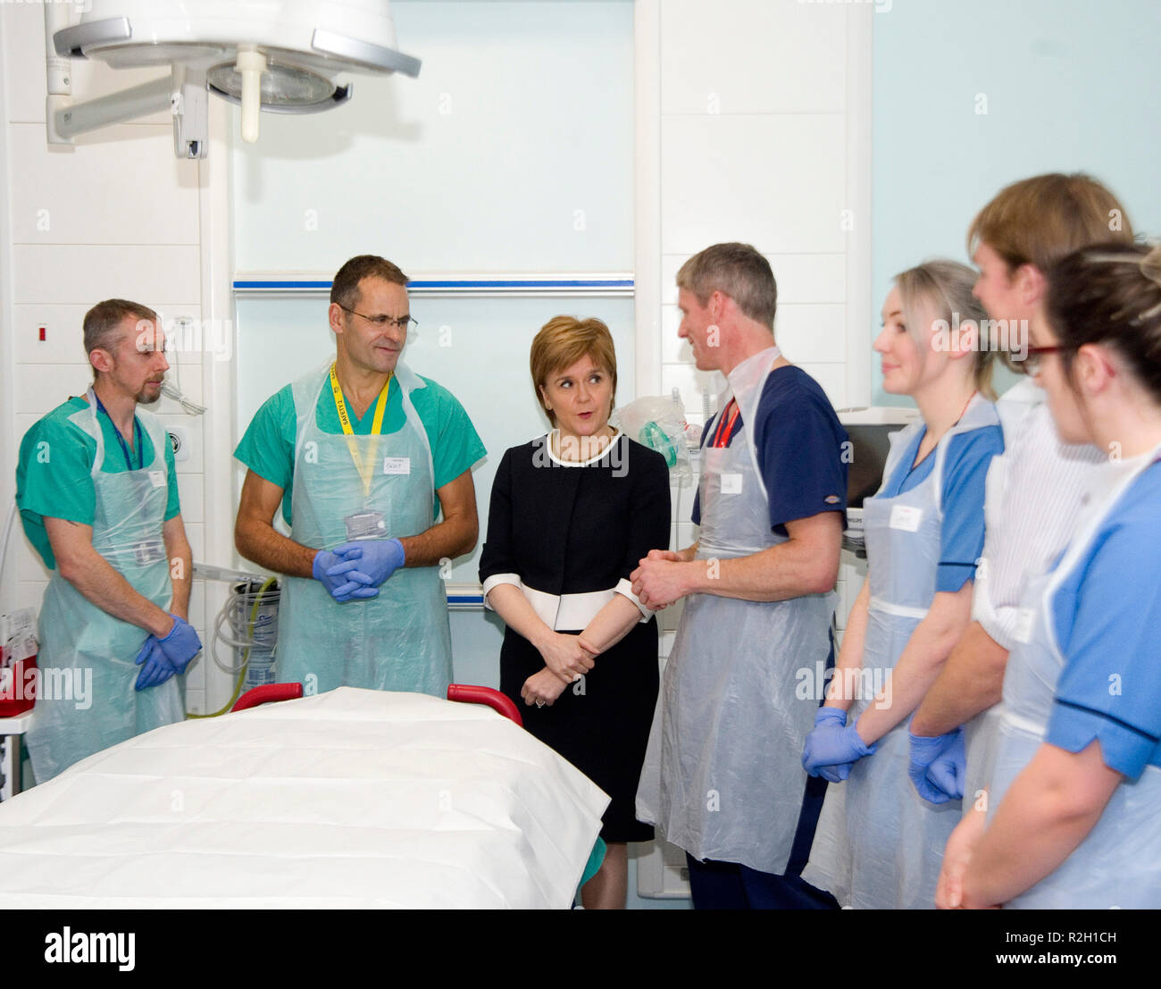 Erster Minister Nicola Sturgeon mit Dr. Michael Donald (4. rechts) in der reanimation am Ninewells Hospital in Dundee als Sie öffnet im Osten von Schottland nach einem schweren Trauma Center. Stockfoto