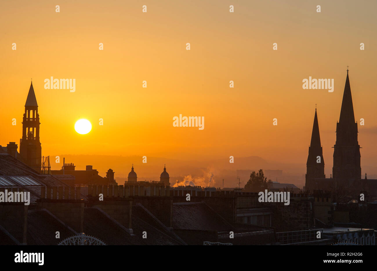 Roof Top Aussicht auf den Sonnenuntergang über dem westlichen Ende von Edinburgh. Stockfoto