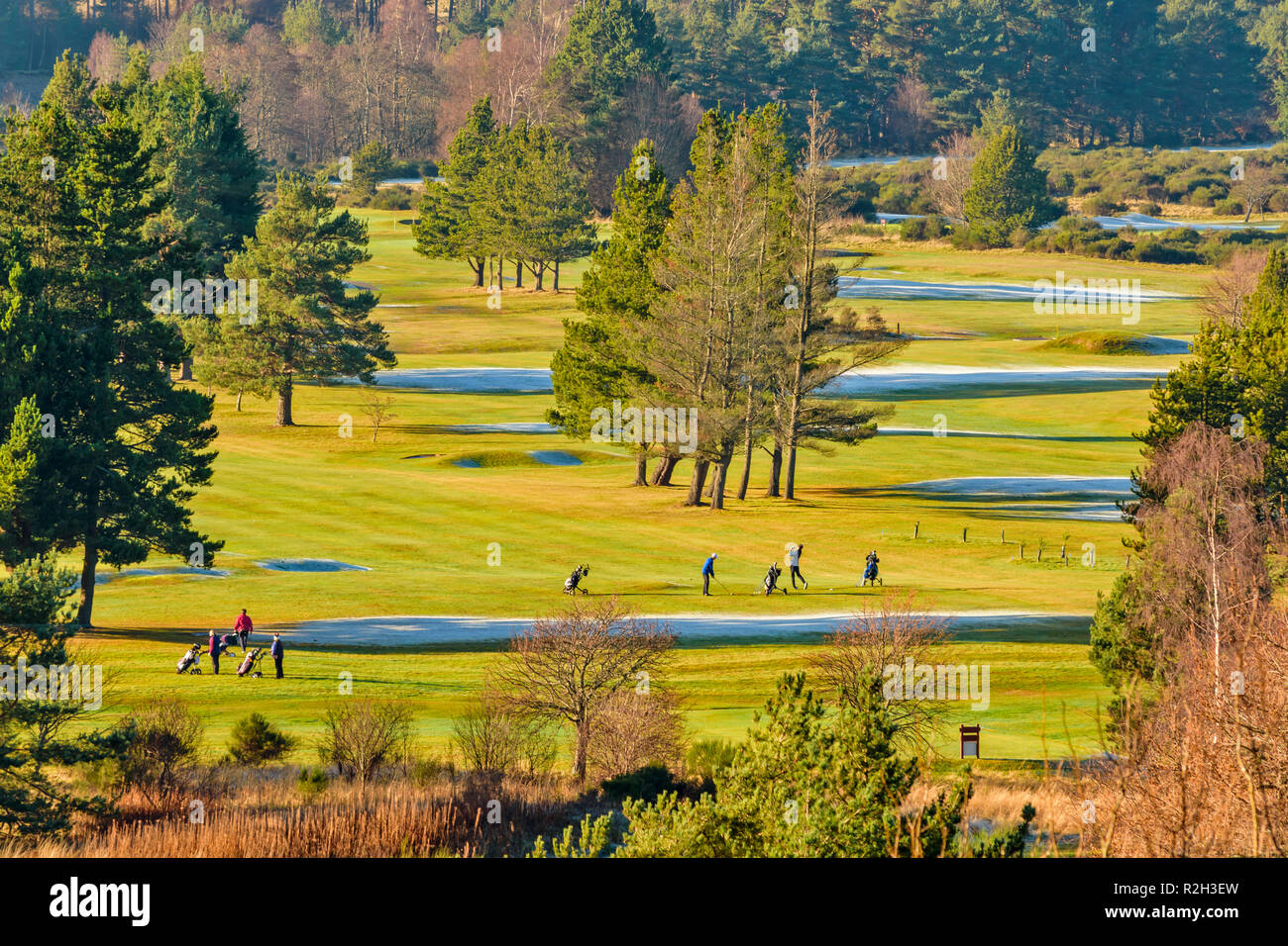 ABERDEENSHIRE BALLATER BALLATER SCHOTTLAND GOLF COURSE UND SPIELER AN EINEM frostigen Morgen Stockfoto