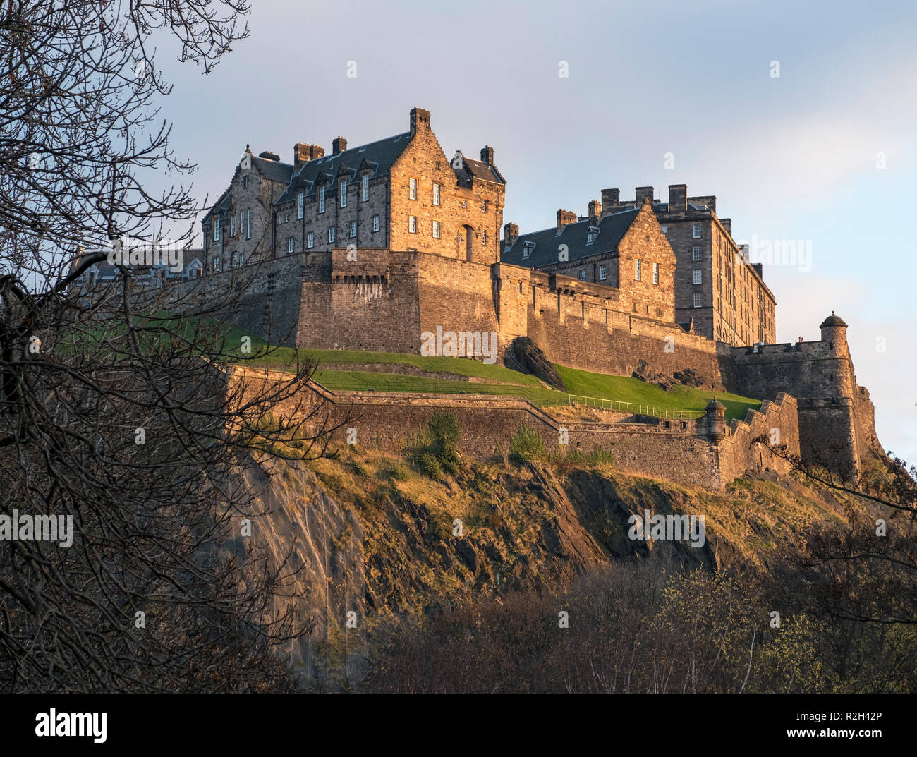Blick auf die Burg von Edinburgh Befestigungsmauern von der Princes Street Gardens. Stockfoto