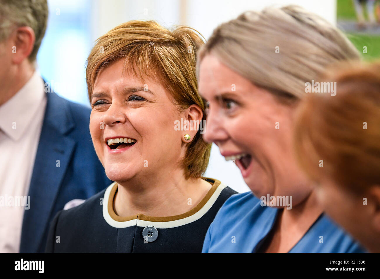 Erster Minister Nicola Sturgeon Gespräche mit medizinischem Personal, wie sie im Osten von Schottland nach einem schweren Trauma Center am Ninewells Hospital in Dundee wird geöffnet. Stockfoto