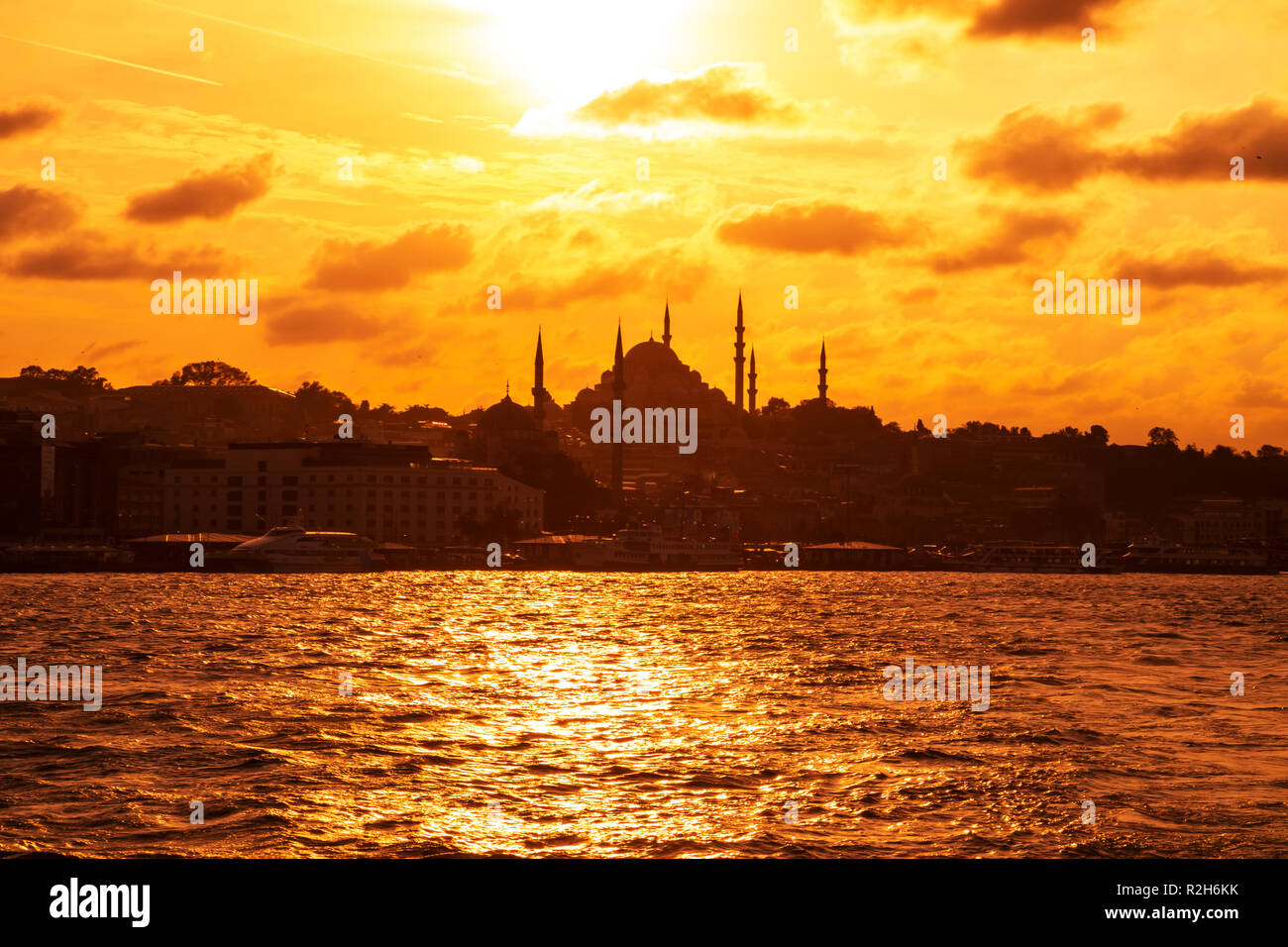 Silhouette der Süleymaniye-moschee bei Sonnenuntergang. Klassische Ansicht von Istanbul. Stockfoto