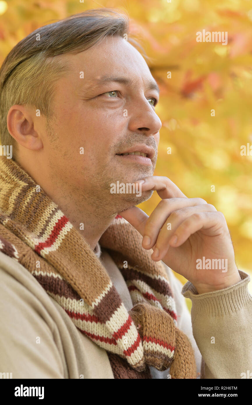 Porträt eines gutaussehenden Mann im Herbst posing Stockfoto