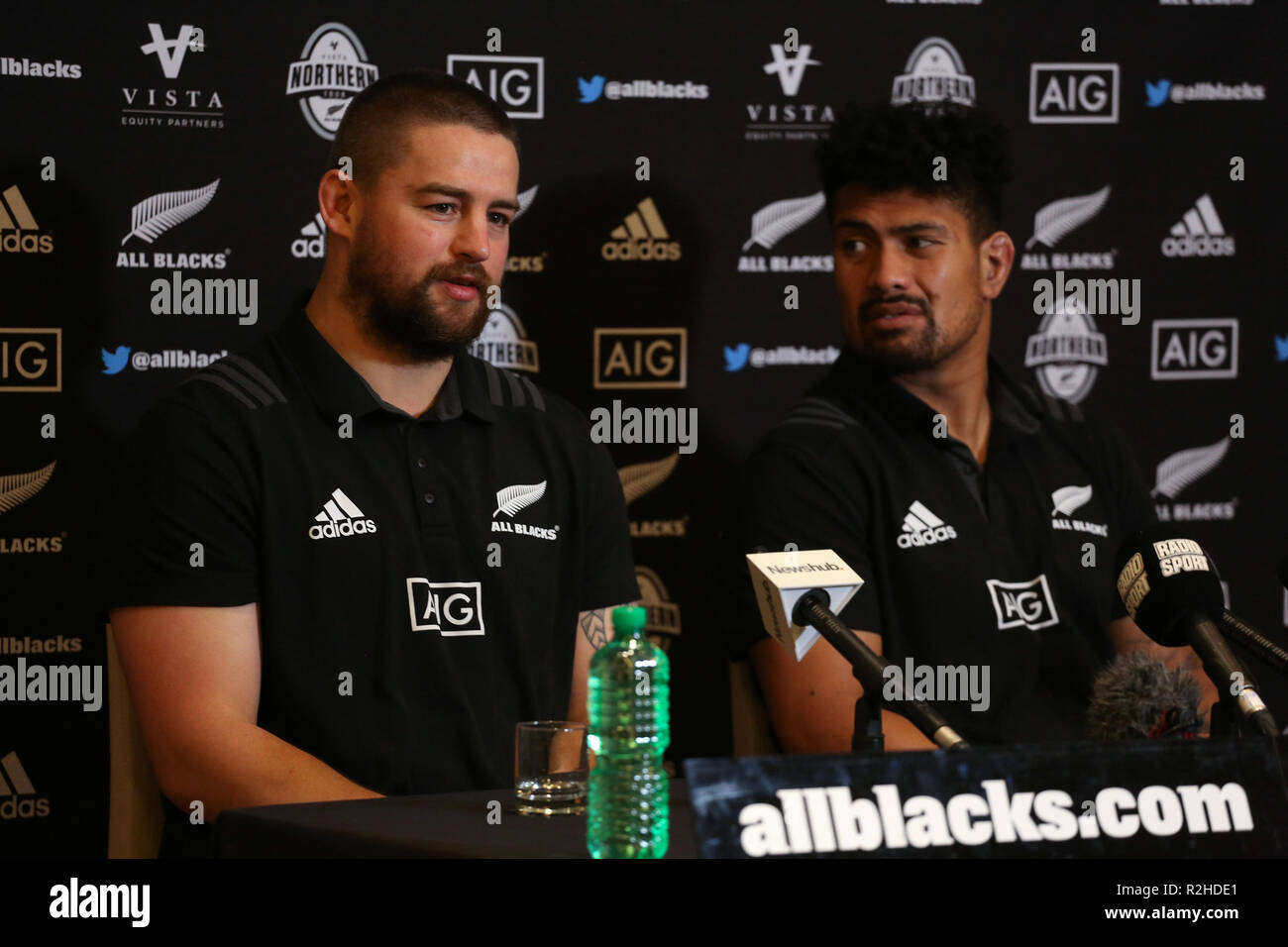 Padua, Italien. 19 Nov, 2018. Dan Coles (Hooker, Hurrikane) und Ardie Savea (Lose Vorwärts, Hurrikane) während der Pressekonferenz Credit: Giuseppe Pino Fama/Pacific Press/Alamy leben Nachrichten Stockfoto