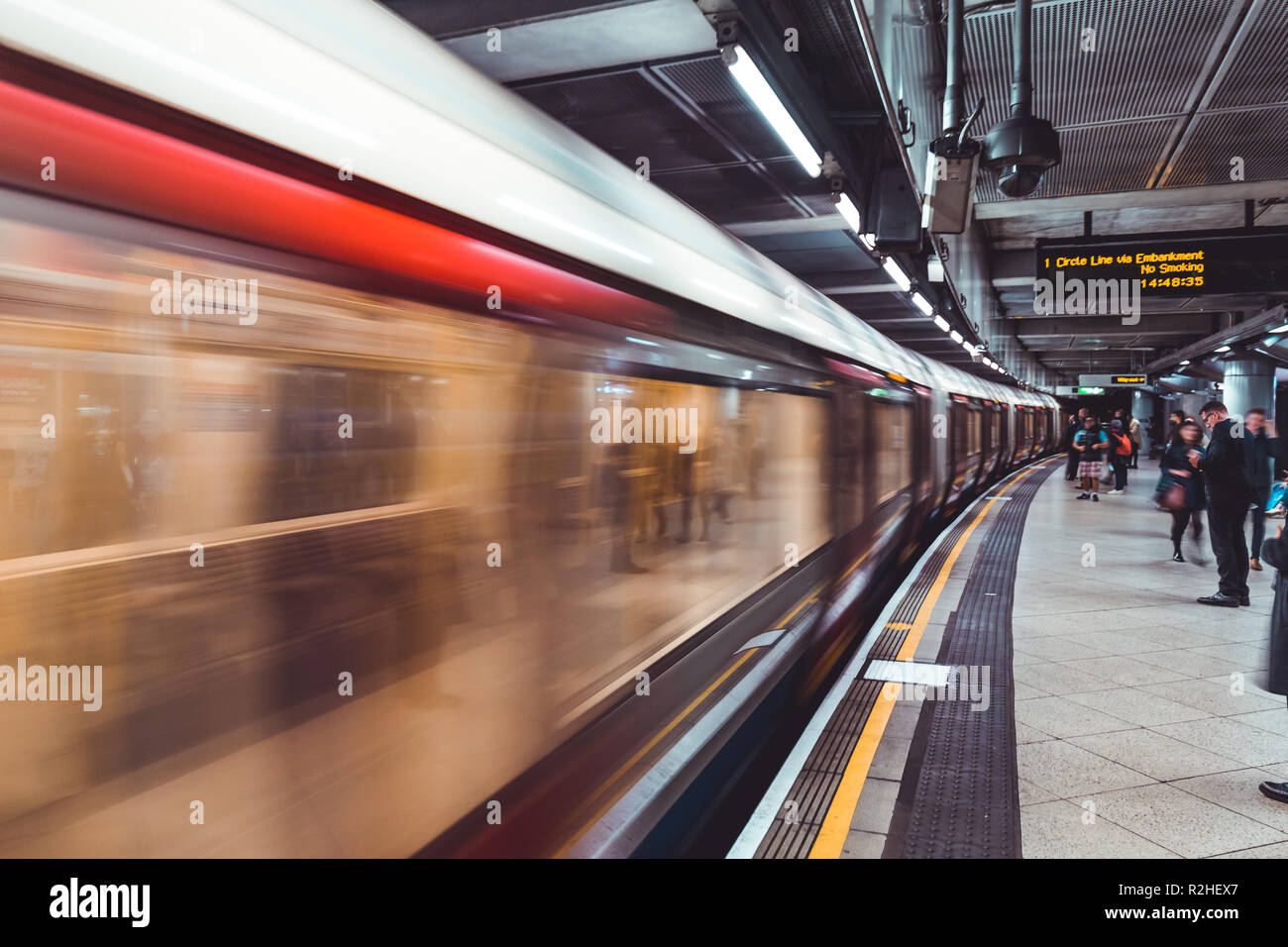 LONDON - November 14, 2018: Zug an der Plattform an der Westminster U-Bahnhof in London Stockfoto