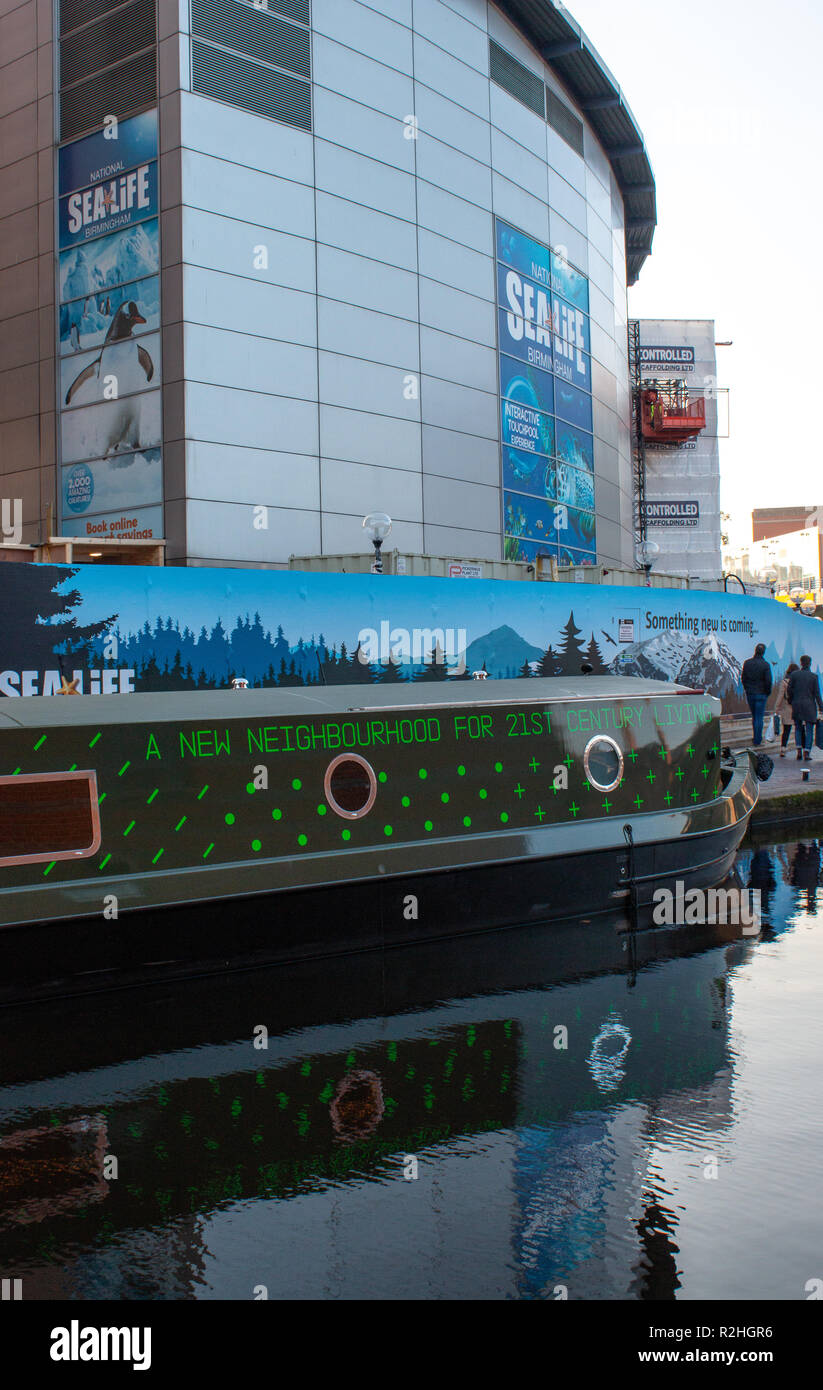 Kanal Boot docket aus Seite eines der "SeaWorld" Gebäude an der Birmingham canal. Stockfoto