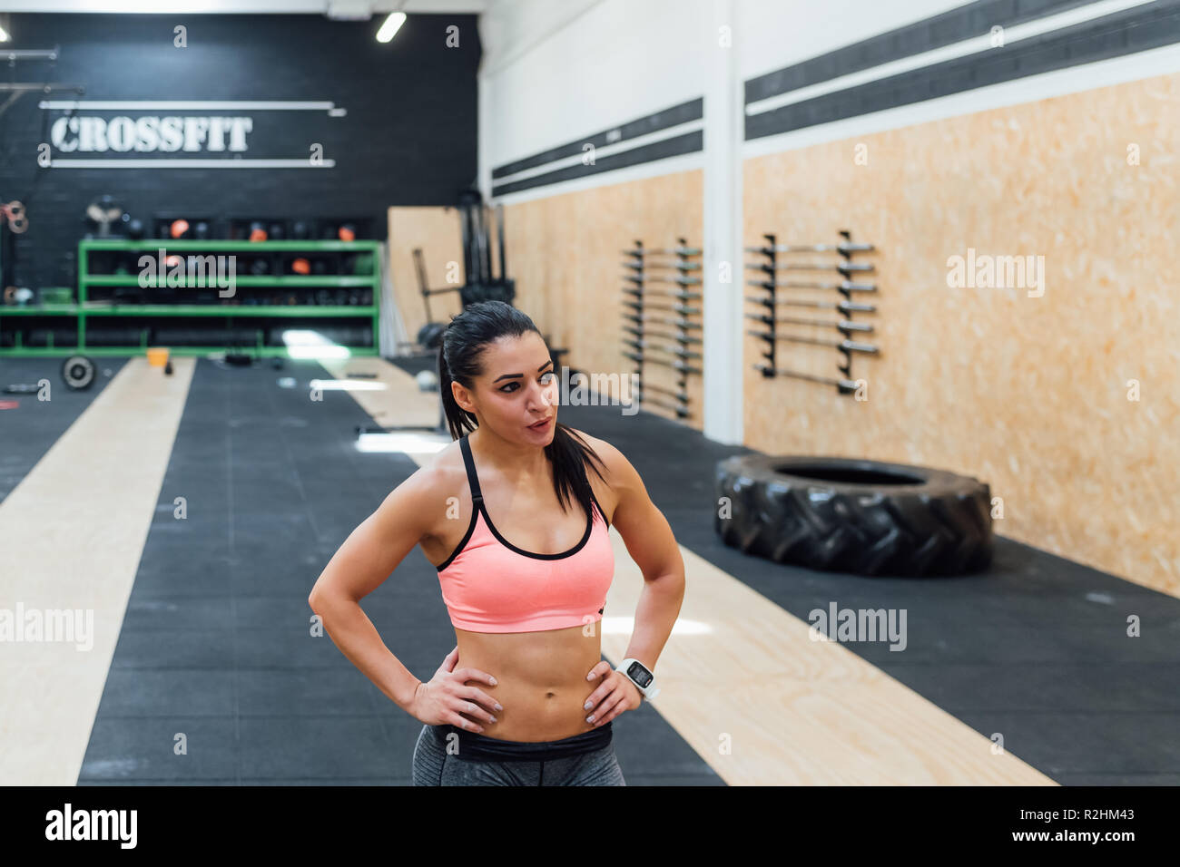 Junge Frau training Indoor crossfit Fitnessraum sportlich, Ausbildung, gesunden Lebensstil Konzept Stockfoto