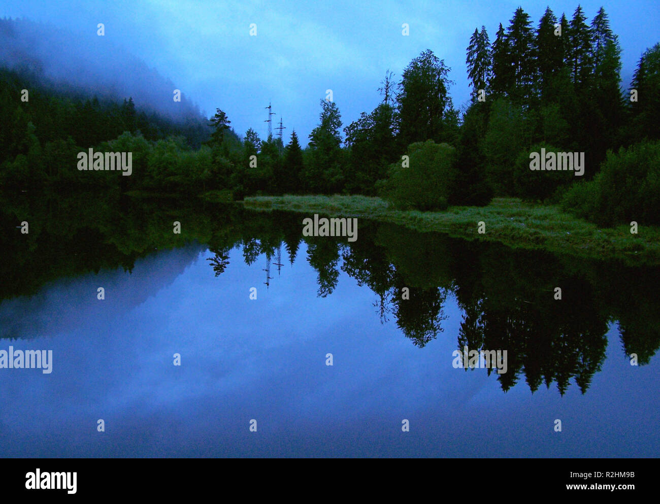 am Abend am See Stockfoto