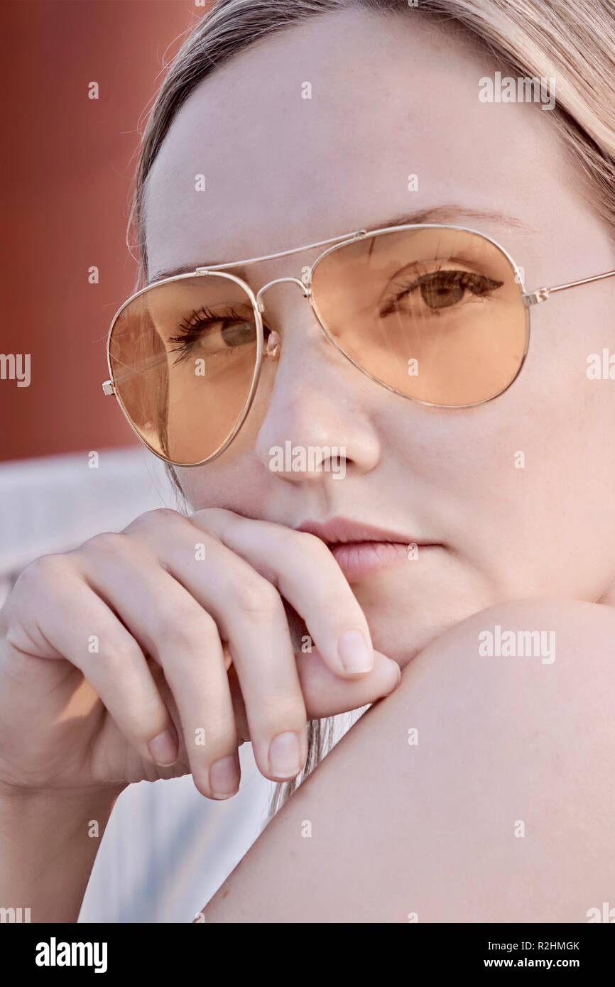 Entsättigung Nahaufnahme von junge Frau mit Aviator Sonnenbrille mit 70 der vibe Stockfoto