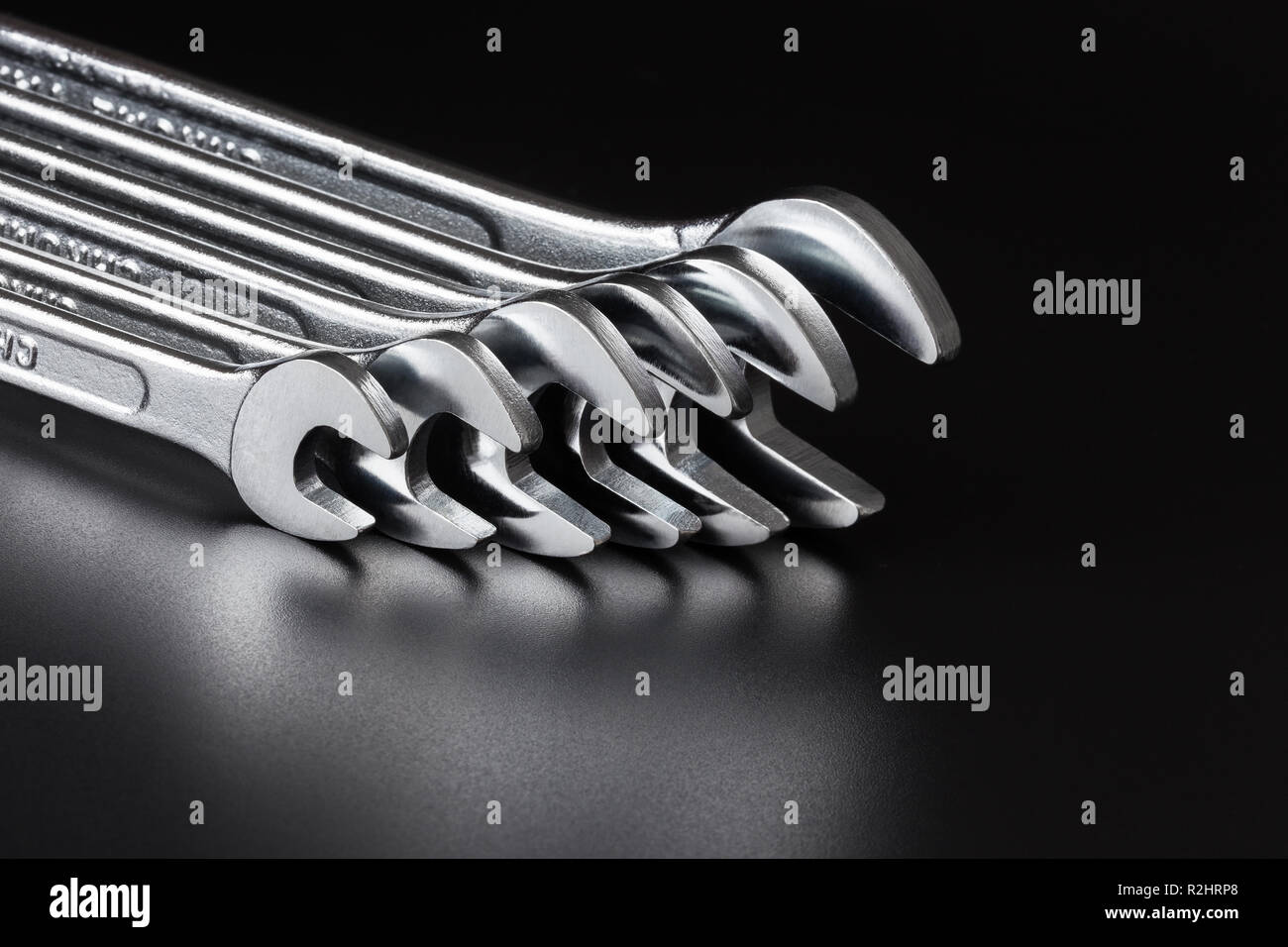 Satz Schraubenschlüssel auf schwarzem Hintergrund closeup Stockfoto