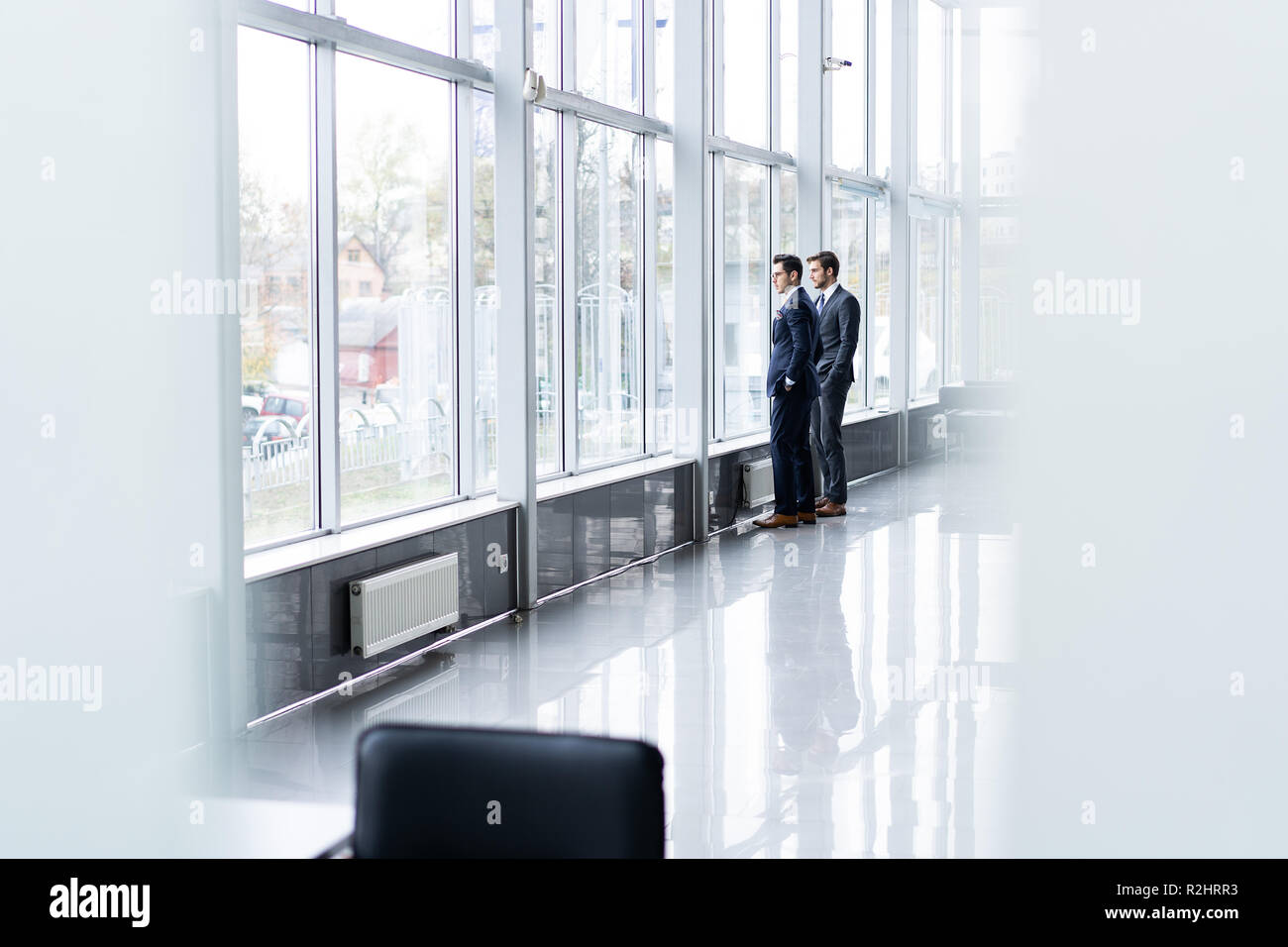 Zwei Geschäftsleute mit informellen Treffen im Büro Korridor Stockfoto