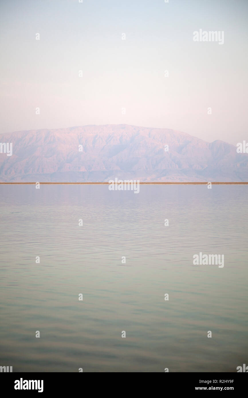 Anzeigen von Jordanien über dem Toten Meer aus Israel in der Dämmerung Stockfoto