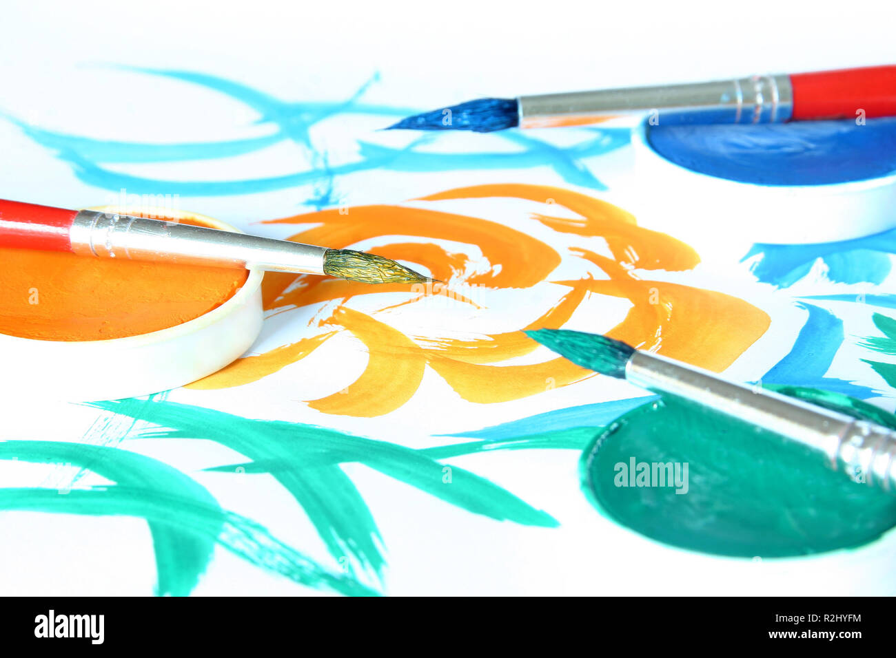 Malen mit Pinsel und Farbe Stockfotografie - Alamy