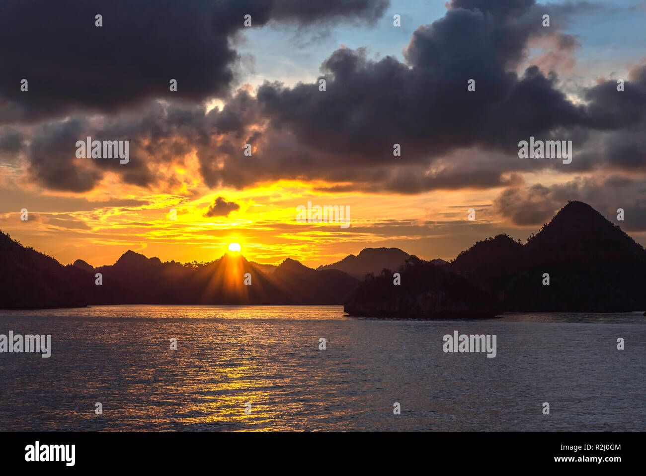 Sonnenaufgang am Wajag, Raja Ampat, West Papua, Indonesien Stockfoto