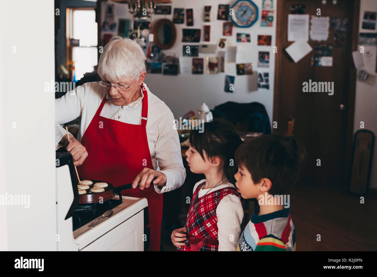 Großmutter kochen traditionelle schwedische Weihnachten Knödel mit ihren Enkelkindern Stockfoto